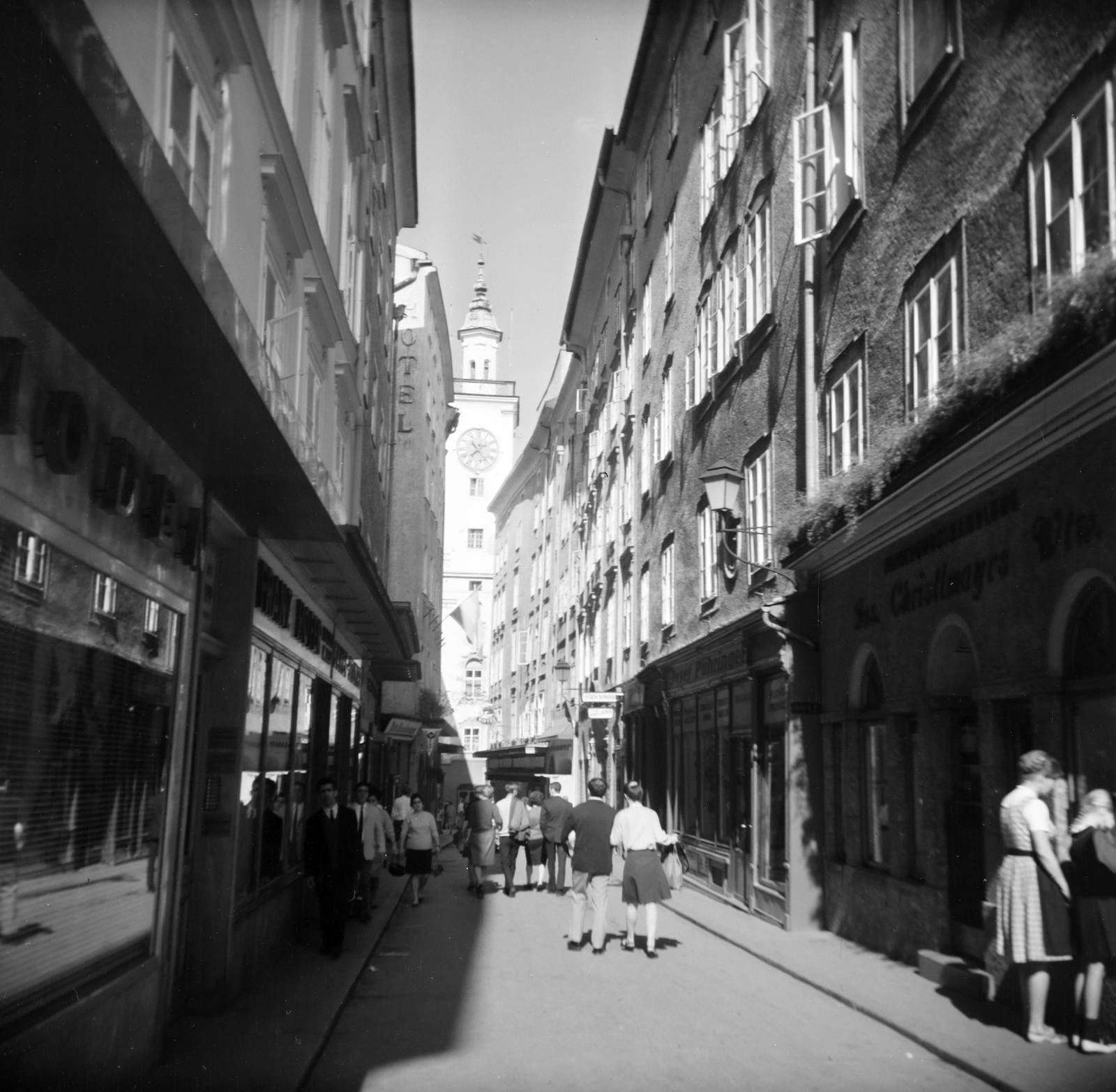 Austria, Salzburg, Sigmund Haffner Gasse a Kranzlmarkt felé, szemben az Altes Rathaus., 1968, Vozárik Edit, clock tower, street view, Fortepan #270342