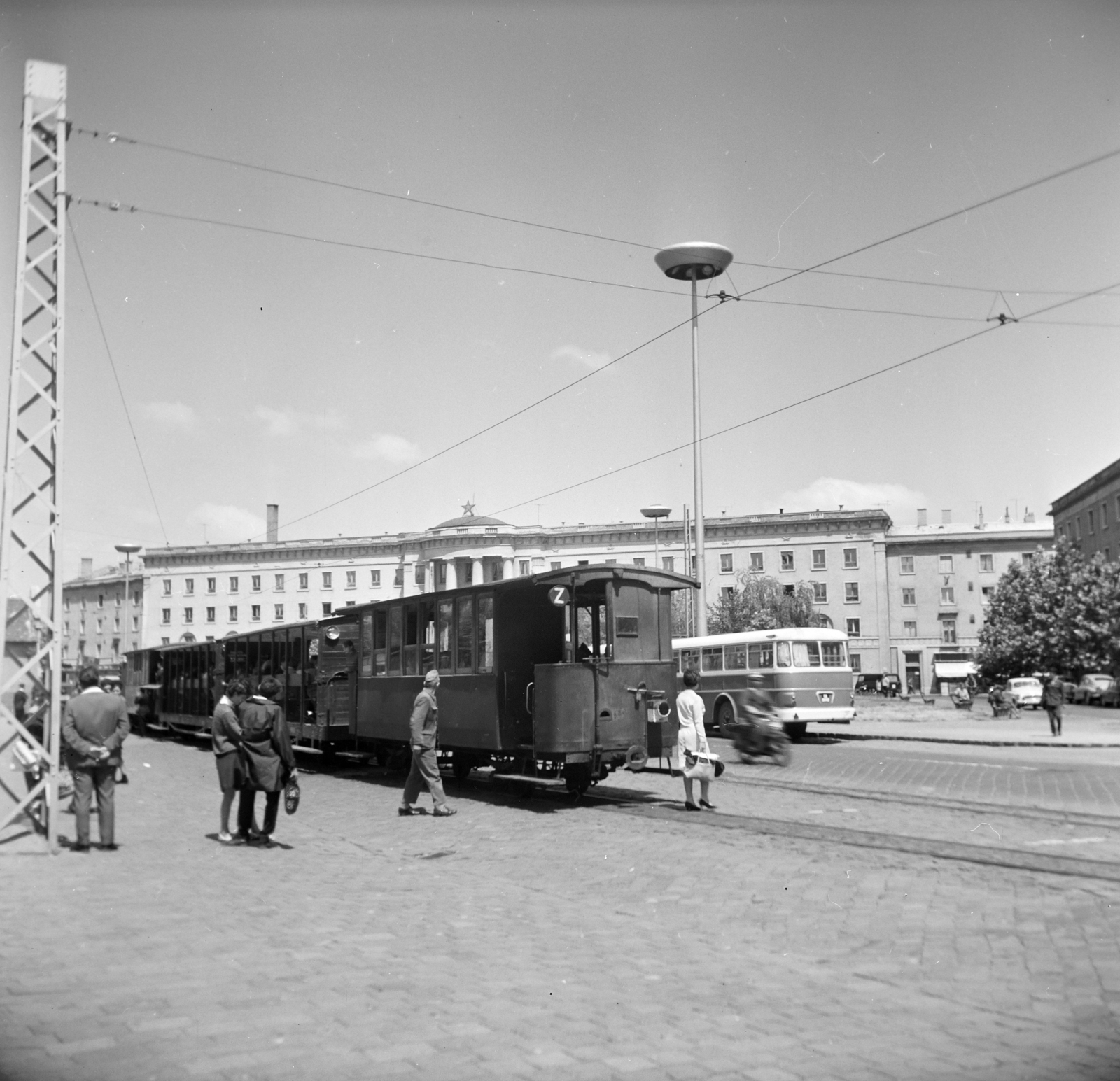 Magyarország, Nyíregyháza, Hősök tere (Tanácsköztársaság tér), az NyVKV (Nyíregyházavidéki Kisvasutak) szerelvénye a villamossal közös pályaszakaszon., 1968, Vozárik Edit, Fortepan #270349