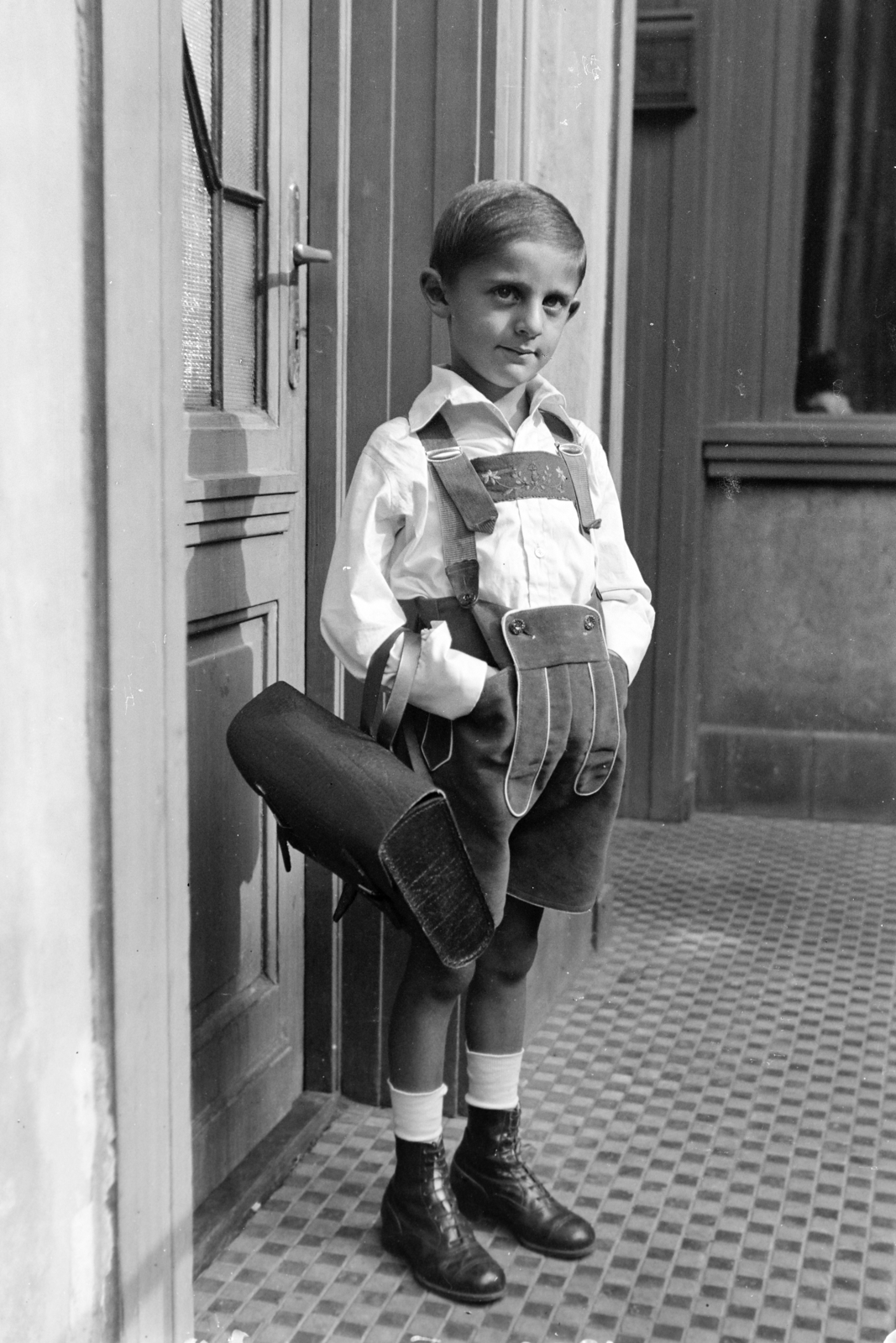 1914, Vozárik Edit, courtyard balcony, schoolbag, hands in pockets, Fortepan #270354