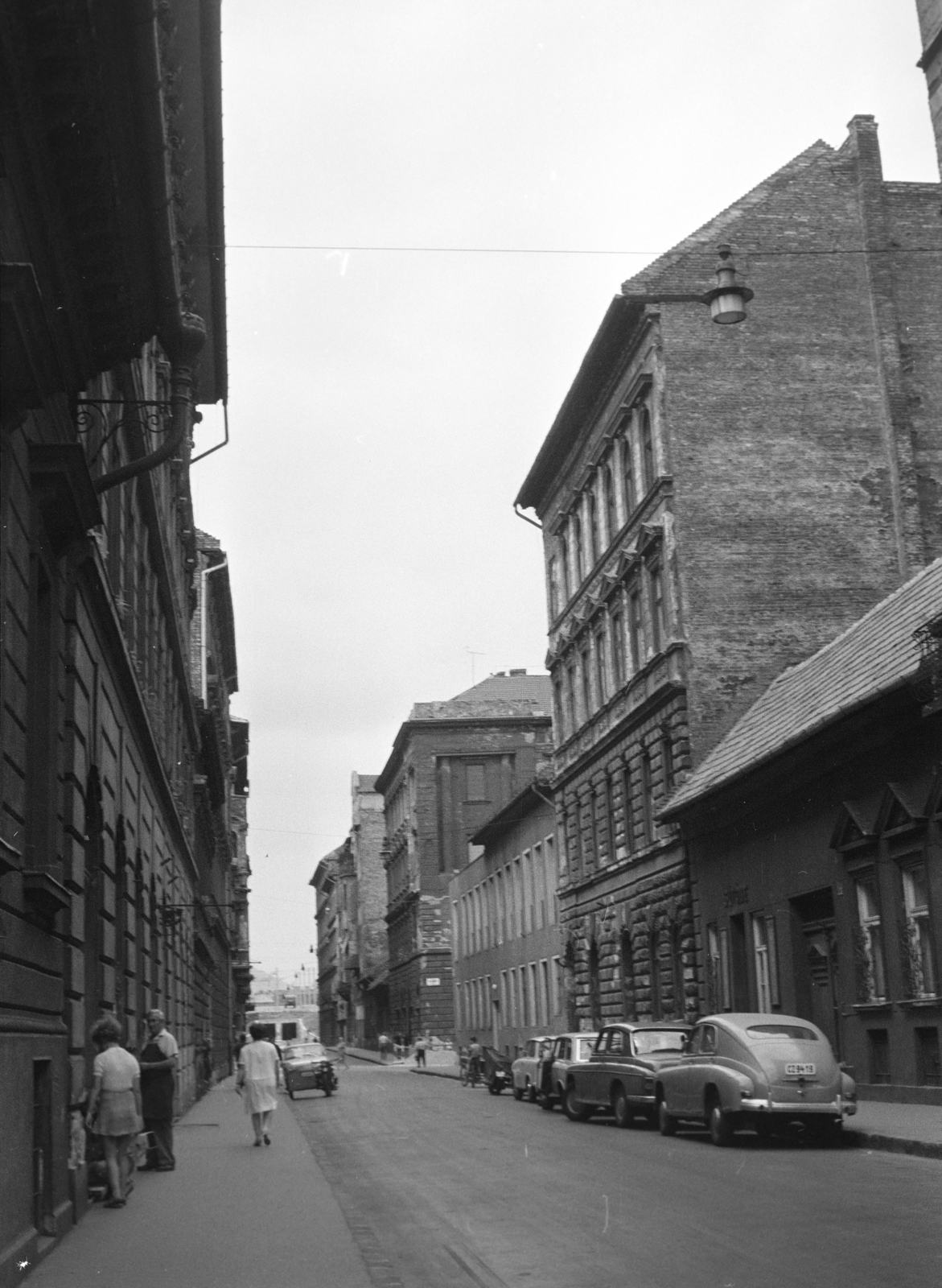 Hungary, Budapest VI., Szív utca, szemben a kétszintes épület a Szondi utca sakán áll. Szemben a Podmaniczky (Rudas László) utcánál, a Ferdinánd (Élmunkás) híd lehajtója alatti aluljáró bejárata látható., 1970, Vozárik Edit, firewall, Budapest, Fortepan #270359