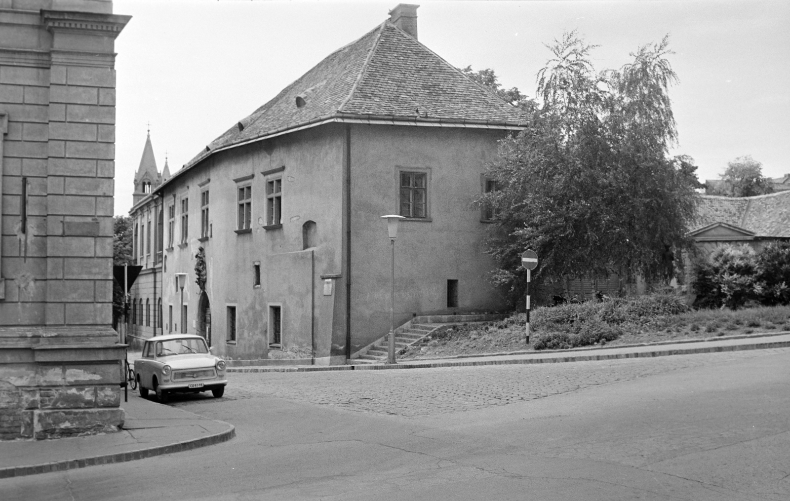 Hungary, Pécs, Hunyadi János utca, szemben a Káptalan utca. A sarkon a Zsolnay Múzeum és mellette a fa előtt az Aranyos-kút látható., 1969, Vozárik Edit, number plate, Fortepan #270366