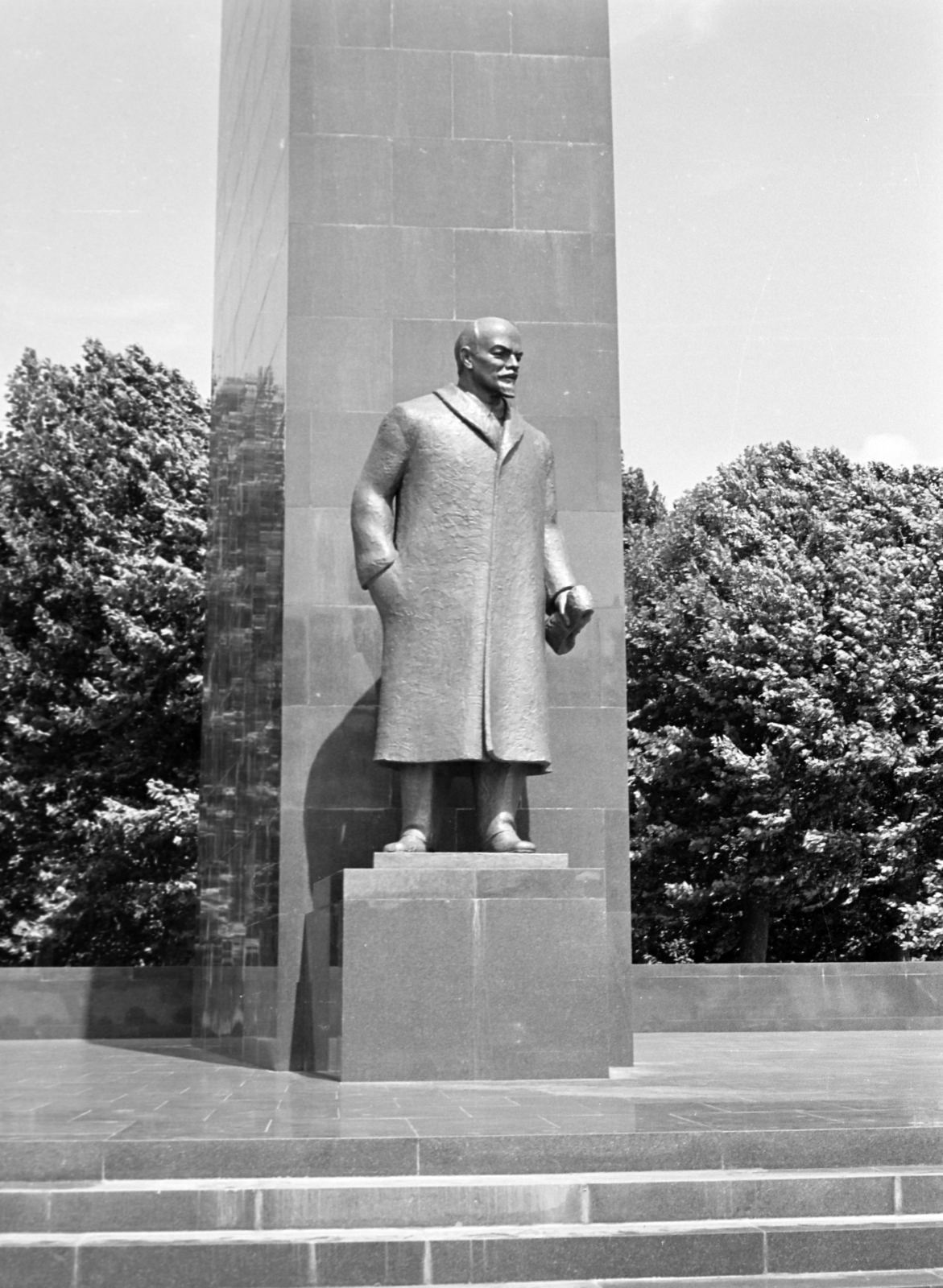 Hungary, Budapest XIV., Ötvenhatosok tere (Felvonulási tér), Lenin szobor (Pátzay Pál, 1965.)., 1970, Vozárik Edit, Budapest, Fortepan #270371