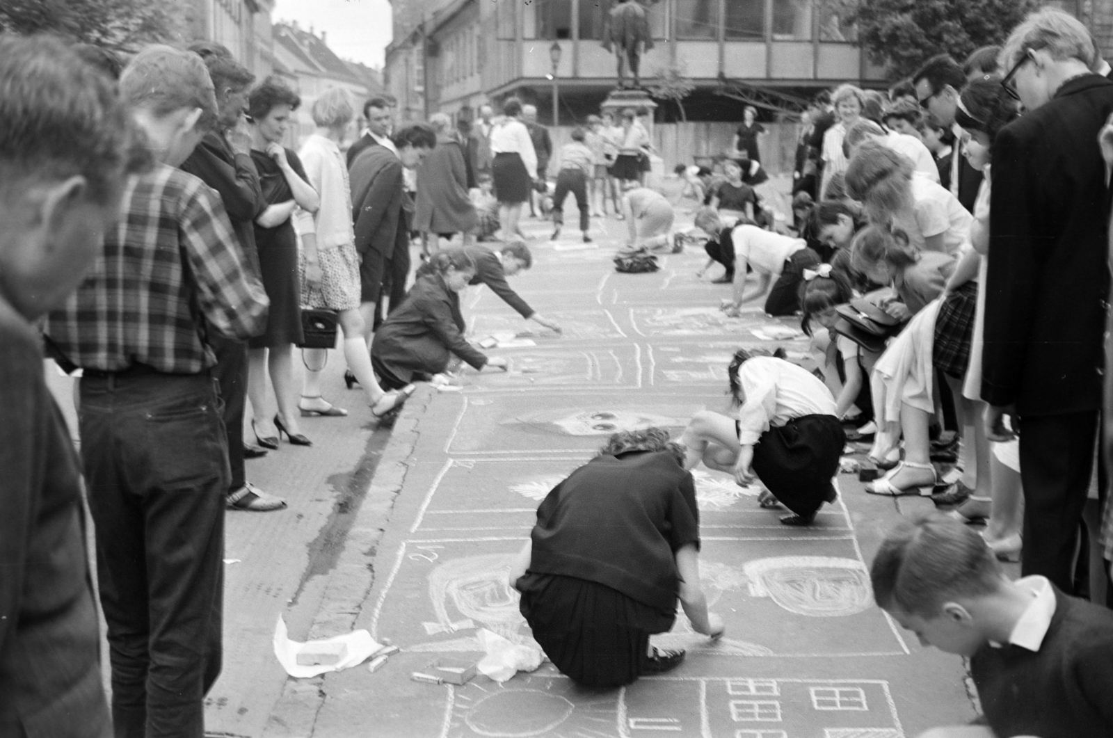 Hungary, Budapest I., Úri utca, aszfaltrajzverseny, háttérben Hadik András lovasszobra és a Fehér Galamb étterem a Szentháromság utca mellett., 1970, Vozárik Edit, Budapest, Fortepan #270372