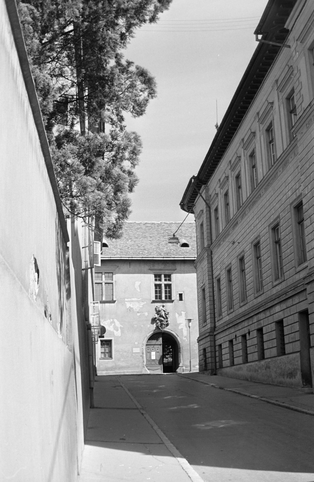 Hungary, Pécs, Szepesy Ignác (Leonardo da Vinci) utca, szemben a Zsolnay Múzeum a Káptalan utcában., 1966, Vozárik Edit, Fortepan #270378