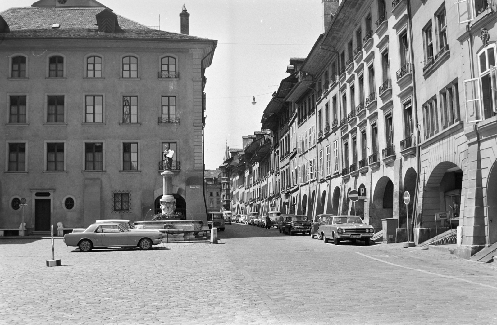Switzerland, Bern, Münsterplatz, előtérben a Mosesbrunnen, ettől jobbra a Münstergasse., 1962, Vozárik Edit, square, sculpture, Fortepan #270386
