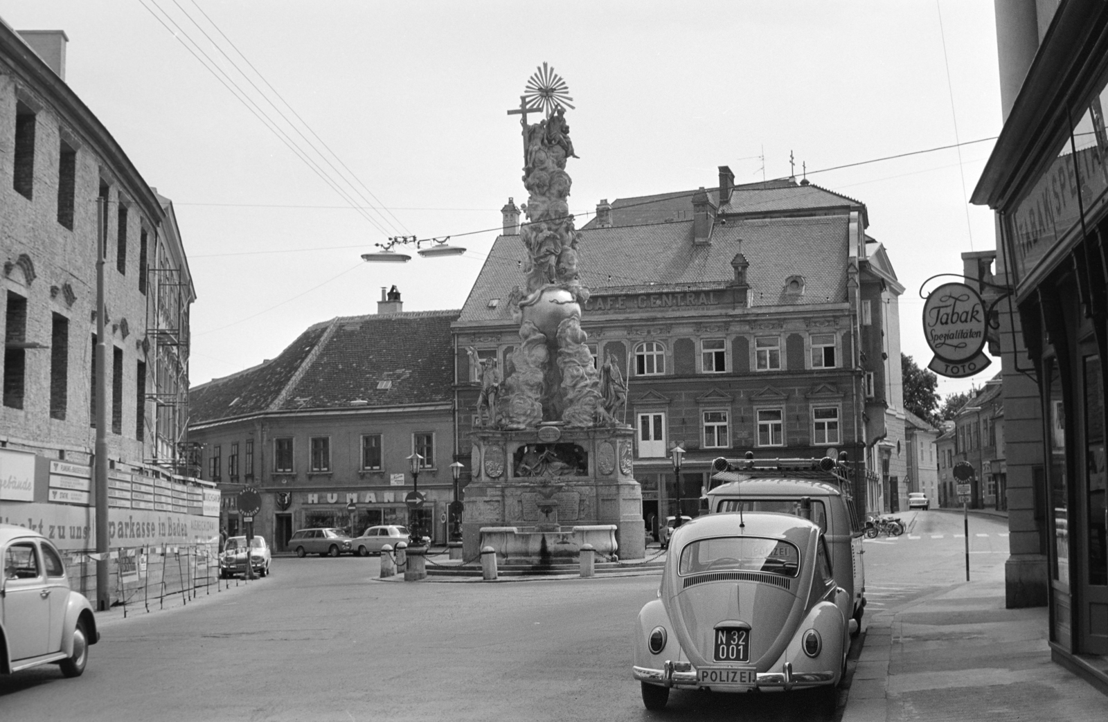 Austria, Baden, Hauptplatz, középen a Szentháromság-oszlop., 1962, Vozárik Edit, Volkswagen Beetle, square, sculpture, automobile, Fortepan #270387