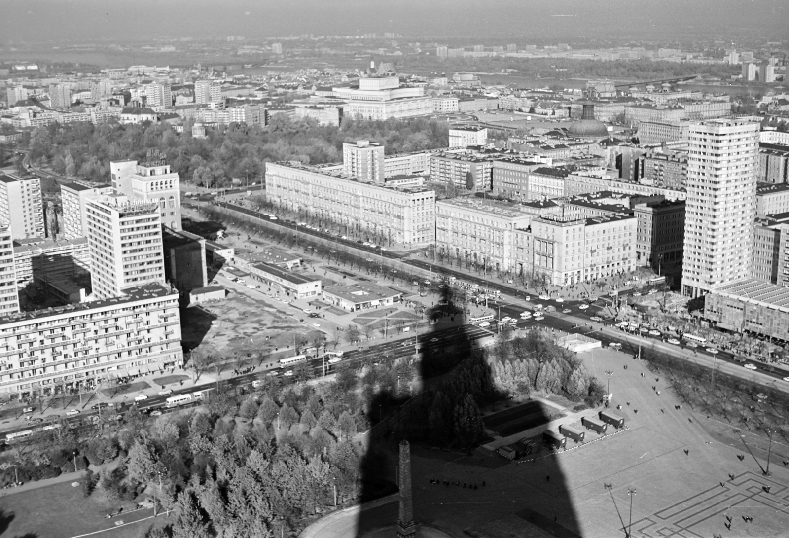 Poland, Warsaw, kilátás a Kultúra és a Tudomány Palotájából, balról keresztbe az ulica Swietokrzyska, jobbra az ulica Marszalkowska kereszteződése., 1968, Vozárik Edit, bird's eye view, shadow, panoramic photography, Fortepan #270390