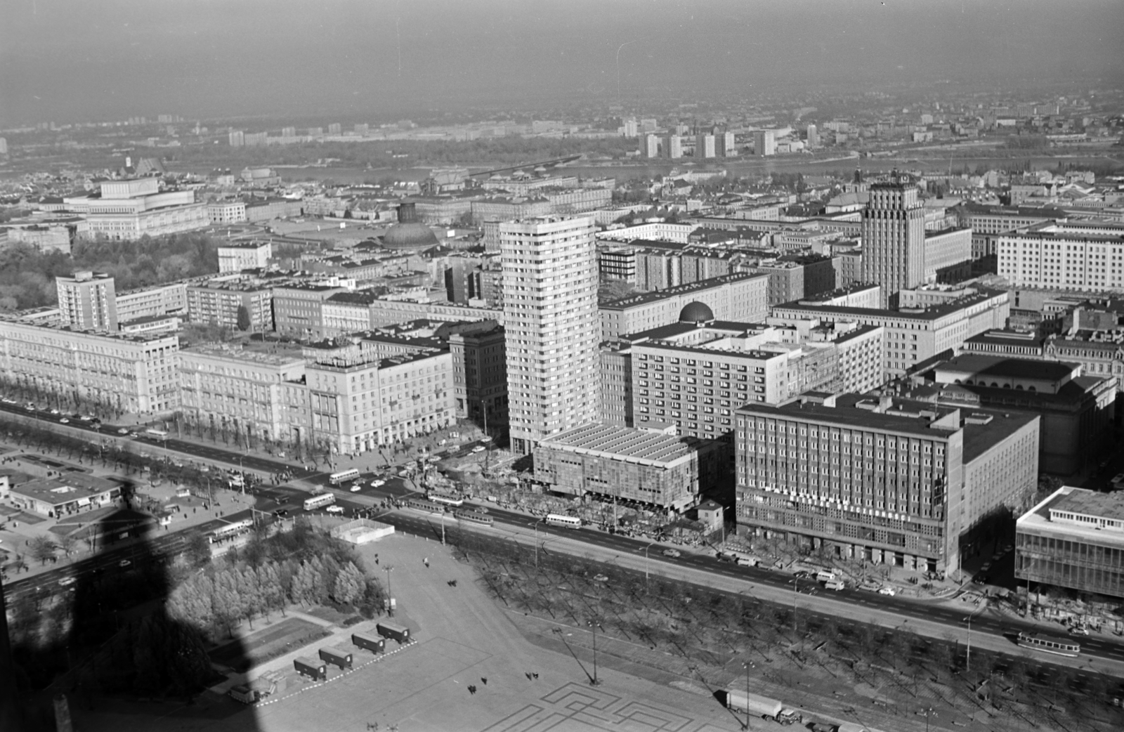 Poland, Warsaw, kilátás a Kultúra és a Tudomány Palotájából, az előtérben keresztbe az ulica Marszalkowska, balra az ulica Swietokrzyska kereszteződése., 1968, Vozárik Edit, bird's eye view, panoramic photography, Fortepan #270393