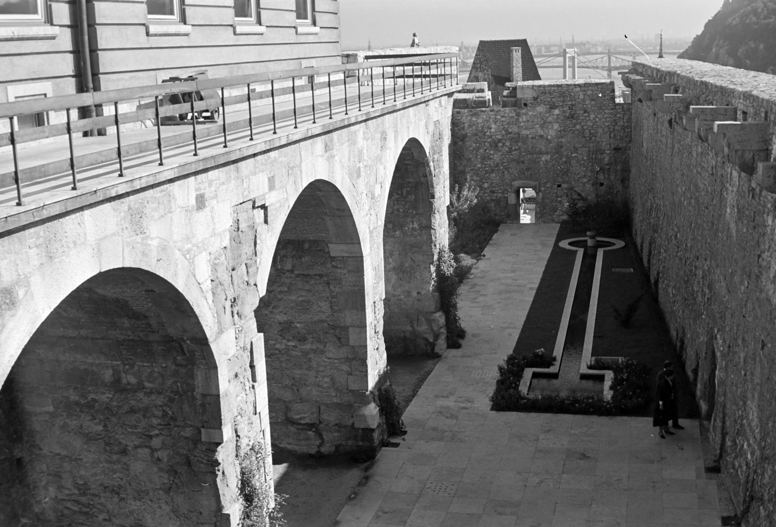 Hungary, Budapest I., a Budavári Palota (korábban Királyi Palota) nyugati zárt udvara a Budapesti Történeti Múzeum bejáratától nézve., 1967, Vozárik Edit, Budapest, Fortepan #270394