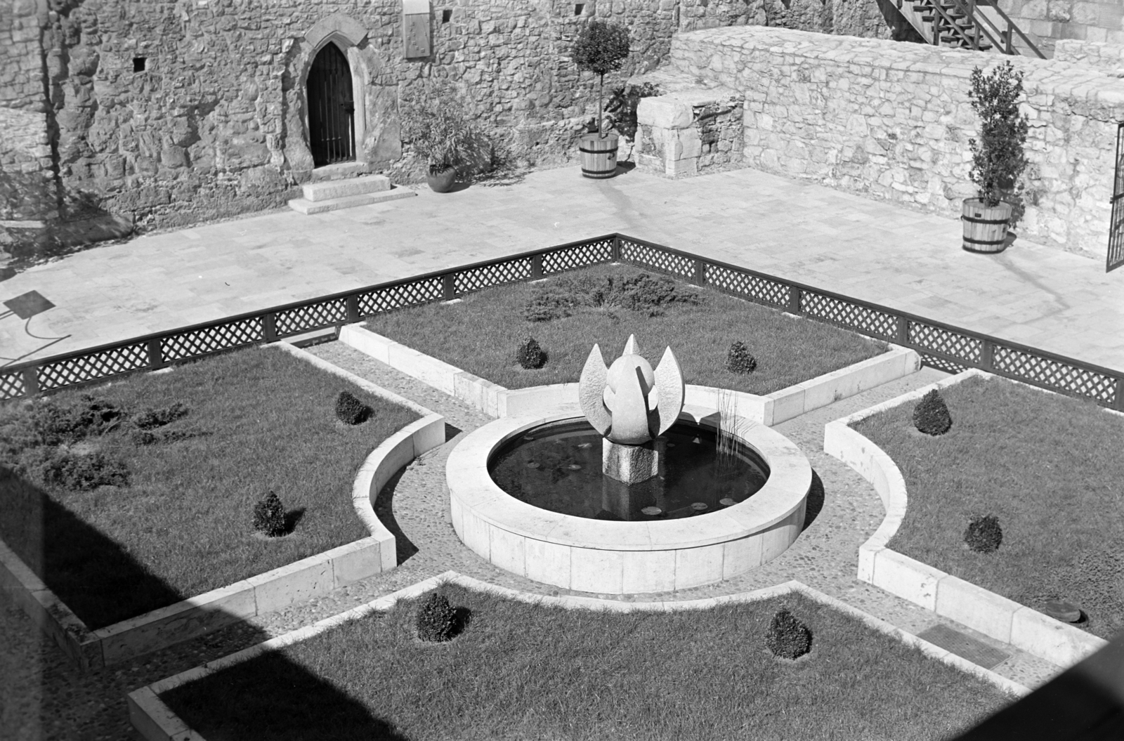 Hungary, Budapest I., Budavári Palota (korábban Királyi Palota) rekonstruált középkori egyházi kertje, a déli zárt udvarban, középen a Bimbós díszkút (Borsos Miklós, 1966)., 1967, Vozárik Edit, Budapest, Fortepan #270395