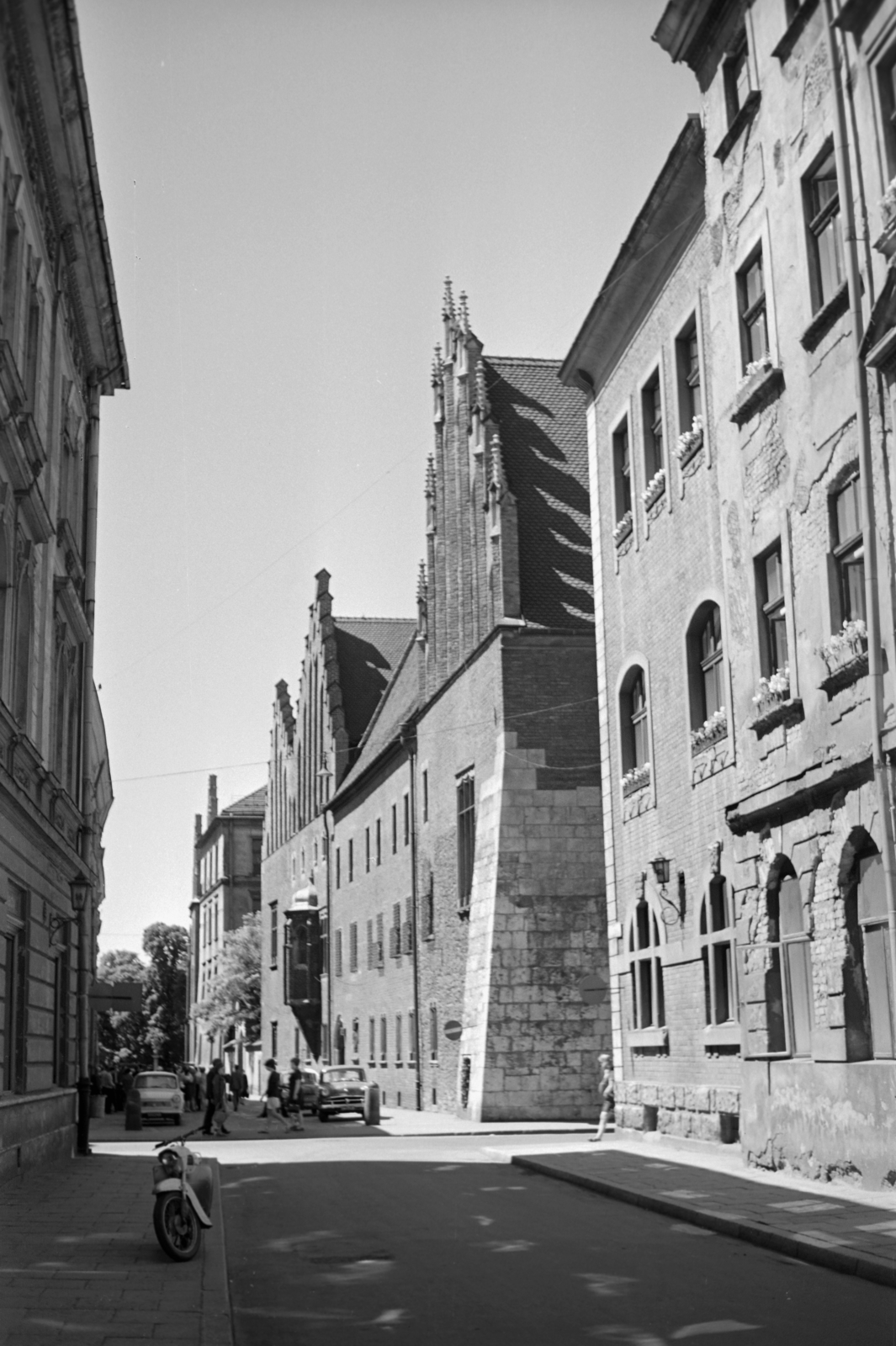 Poland, Kraków, ulica Jagiellońska az ulica Świętej Anny kereszteződése felé nézve, szemben a Collegium Maius (ma a Jagelló Egyetem múzeuma)., 1968, Vozárik Edit, Fortepan #270398