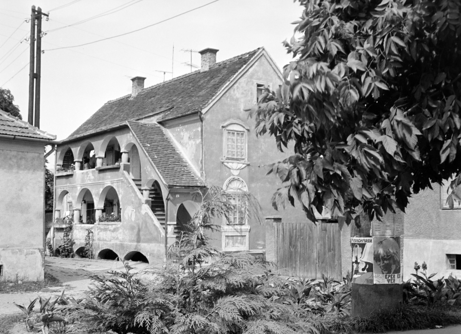 Hungary, Szentgotthárd, szemben a Hunyadi út 6. szám alatti ún. "Stájer ház". Egykor a Kaszagyár osztrák munkásainak szállása volt, 1945. után tanácsi lakásokat alakítottak ki benne. Ma a Pável Ágoston Helytörténeti és Szlovén Nemzetiségi Múzeumnak ad helyet., 1967, Vozárik Edit, Fortepan #270406