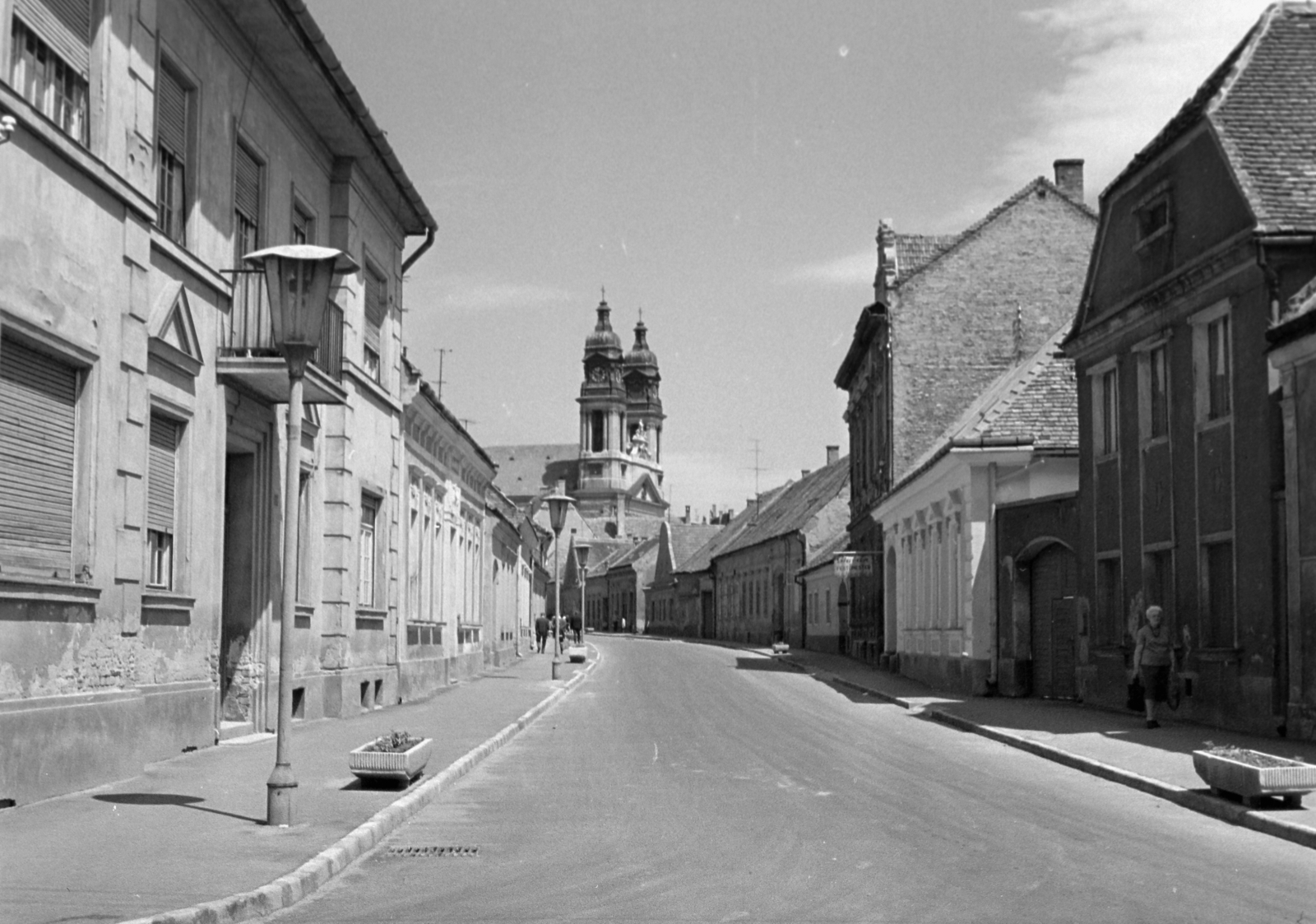 Hungary, Pápa, Korvin utca a Fő tér felé nézve, háttérben a Nagytemplom., 1970, Vozárik Edit, lamp post, church, Fortepan #270416
