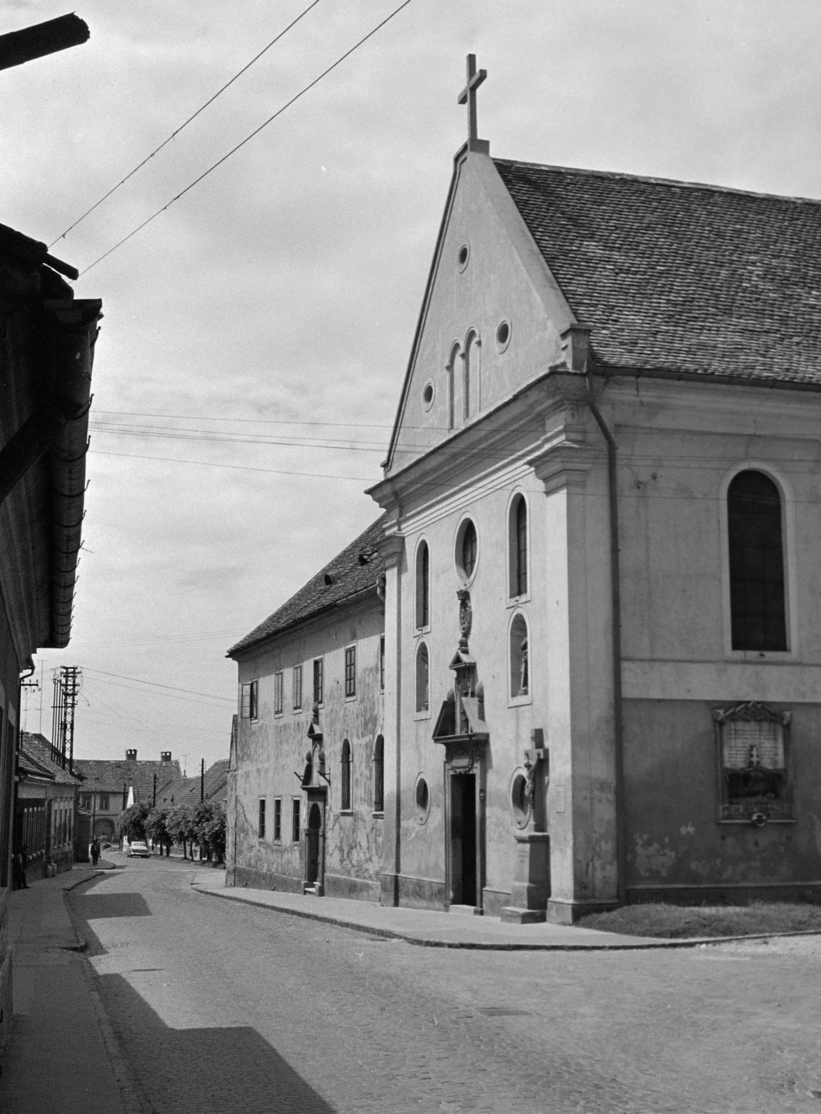 Hungary, Pápa, Barát utca, jobbra a Kígyó utca sarkán a Kisboldogasszony-templom (Ferences templom)., 1970, Vozárik Edit, street view, Fortepan #270419