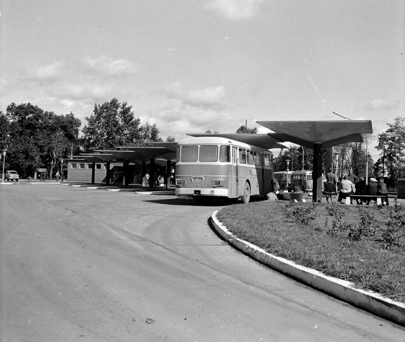 Hungary, Szekszárd, Pollack Mihály utca, autóbusz-pályaudvar., 1965, UVATERV, bus, Hungarian brand, Ikarus-brand, Ikarus 620, bus terminal, bus stop, Fortepan #27042