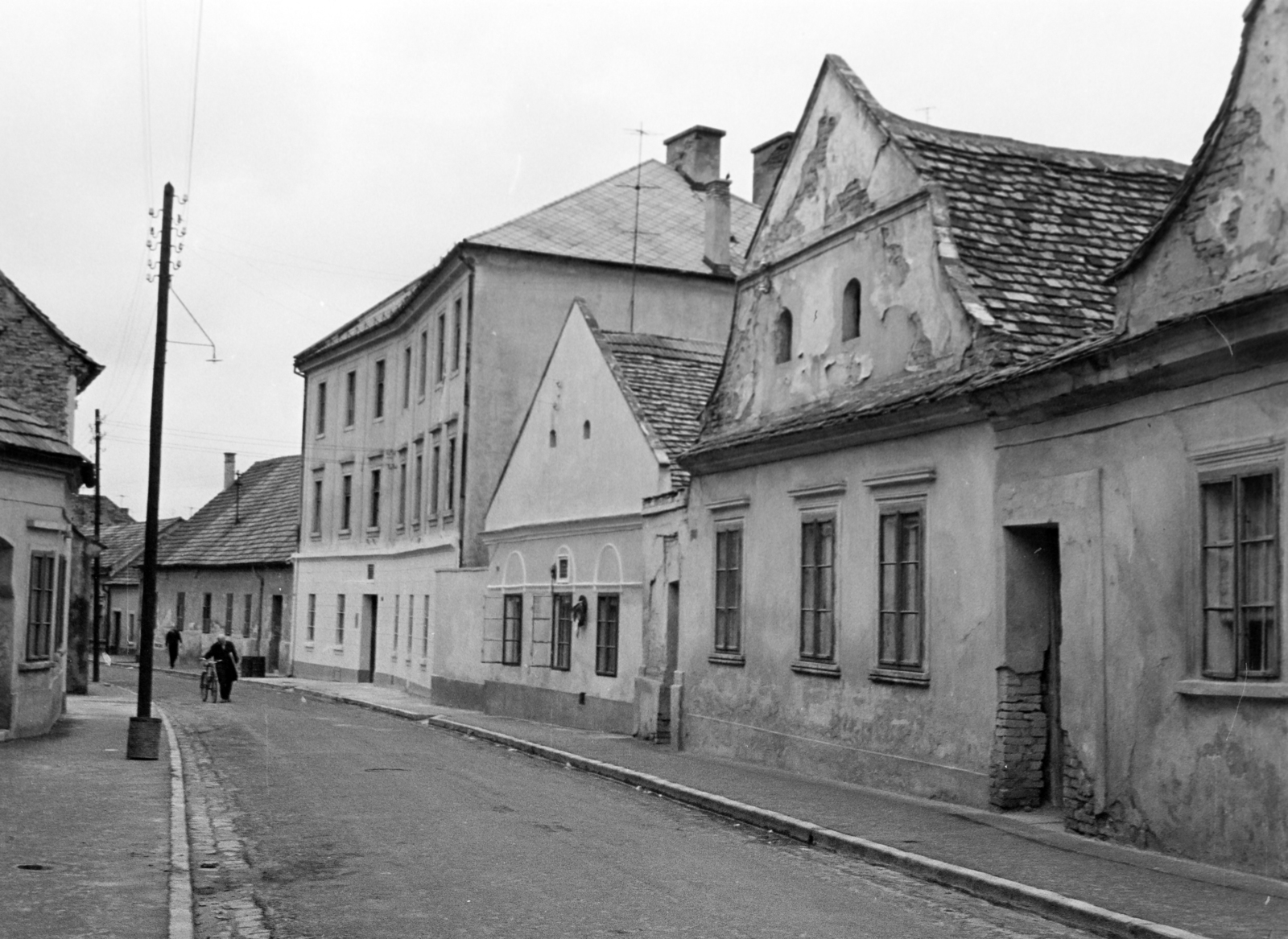 Hungary, Pápa, Petőfi Sándor utca, középen a 11. számú ház, Petőfi Sándor pápai tartózkodása alatt itt lakott. Ezután a 13. szám, a régi Református Kollégium, az Ókollégium (később az intézmény internátusa)., 1970, Vozárik Edit, bicycle, street view, Fortepan #270420