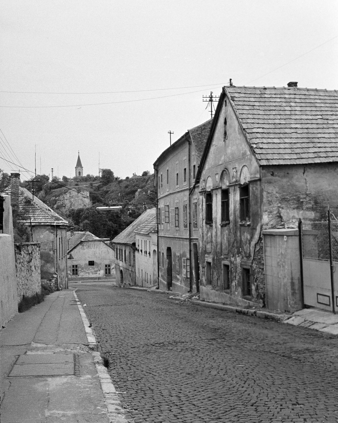 Hungary, Veszprém, Szent István (Vörös Október) utca, távolban a református templom tornya látszik., 1972, Vozárik Edit, Fortepan #270425