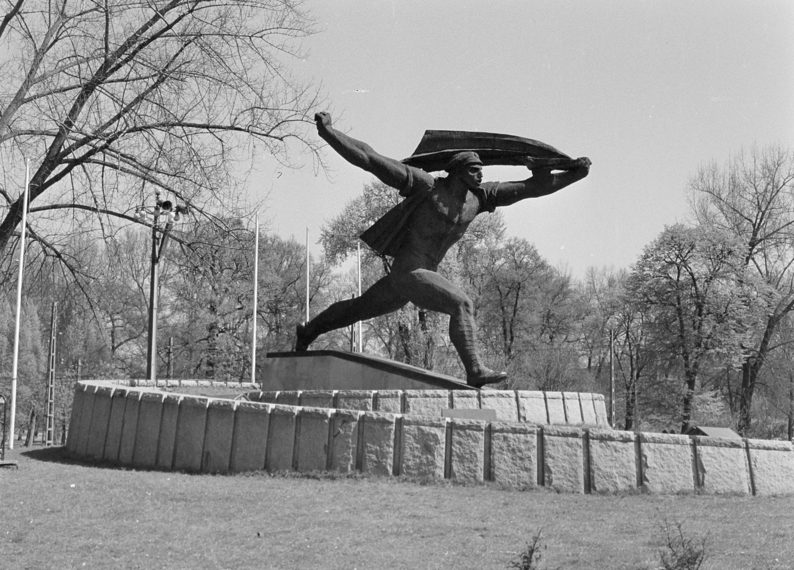 Hungary, Budapest XIV., Tanácsköztársasági emlékmű (Kiss István, 1969.) a Regnum Marianum templom helyén a Damjanich utcával szemben., 1970, Vozárik Edit, sculpture, Budapest, Fortepan #270430