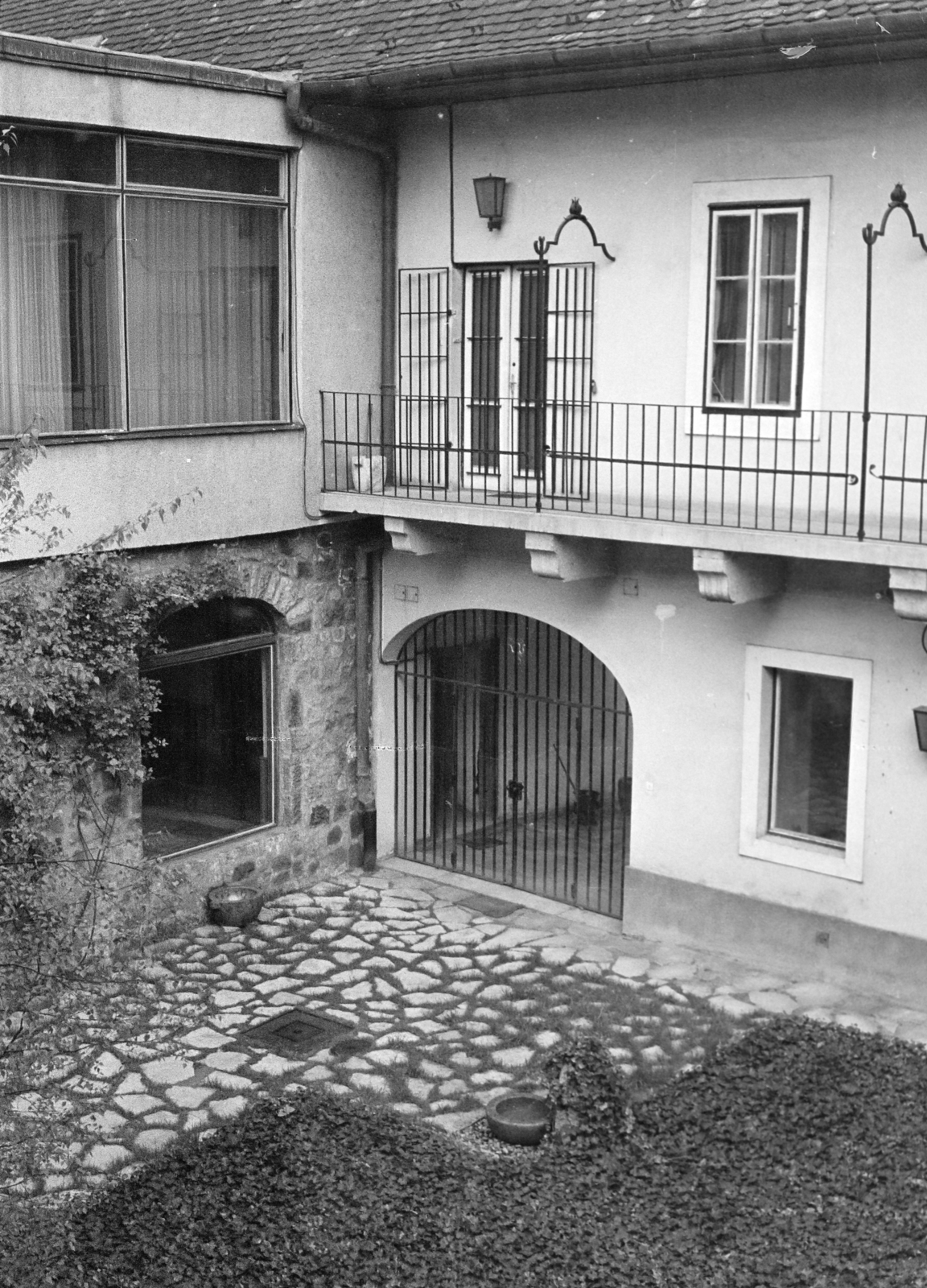Hungary, Tabán, Budapest I., Apród utca 1-3., a Semmelweis Orvostörténeti Múzeum udvara., 1971, Vozárik Edit, Budapest, arch, garden, inner courtyard, grille, museum, exhibition, light, rose, Egon Pfannl-design, well, outside balcony, door grille, Fortepan #270434