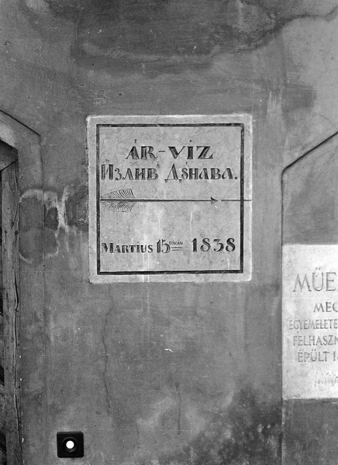 Hungary, Budapest I., Döbrentei utca, az 1838. március 15.-i árvíz emléktáblája a 15-ös számú ház kapuja mellett., 1971, Vozárik Edit, Budapest, memorial plaque, Fortepan #270436