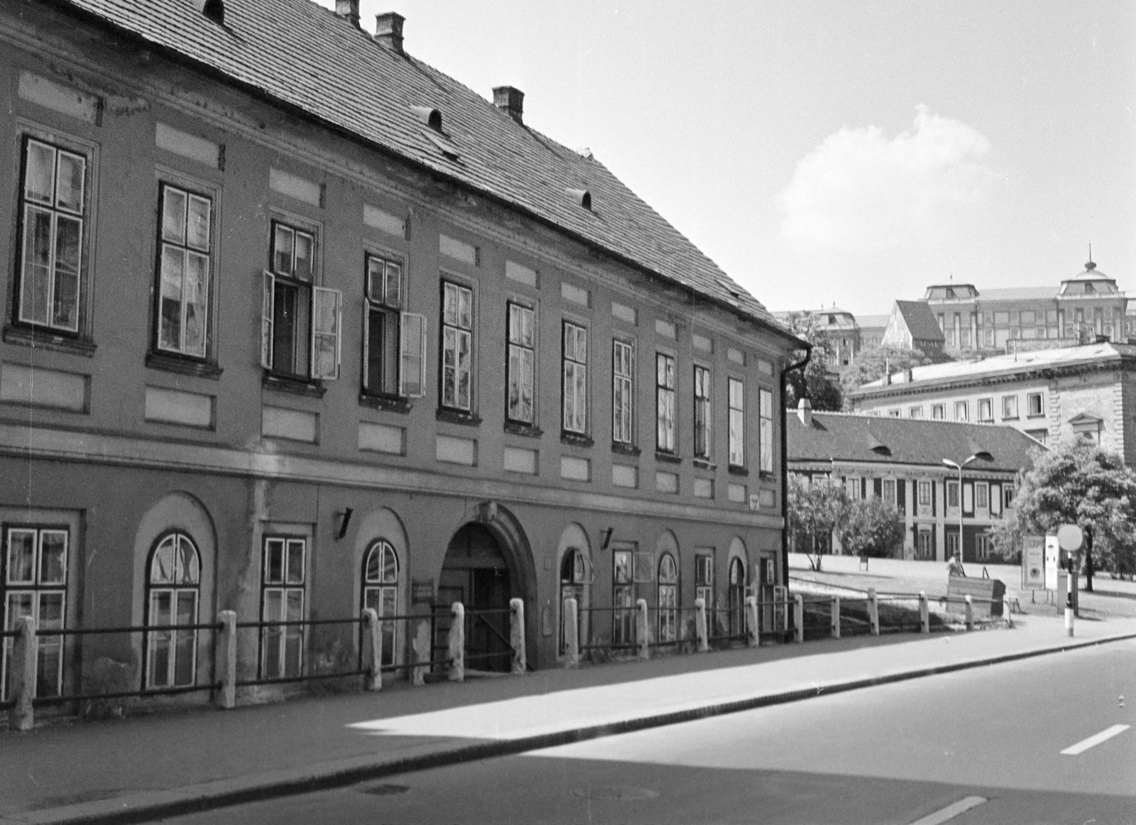 Hungary, Budapest I., Döbrentei utca, a 15-ös számú háztól jobbra az Apród utca 1-3., a Semmelweis Orvostörténeti Múzeum épülete látható., 1971, Vozárik Edit, Budapest, Fortepan #270437