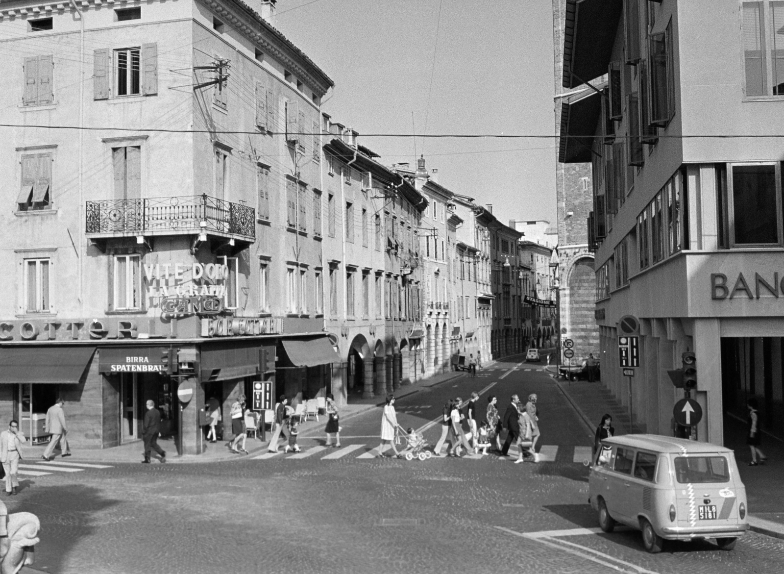 Italy, Udine, Piazza della Libertà, szemben a Via Vittorio Veneto., 1971, Vozárik Edit, crosswalk, Fortepan #270442