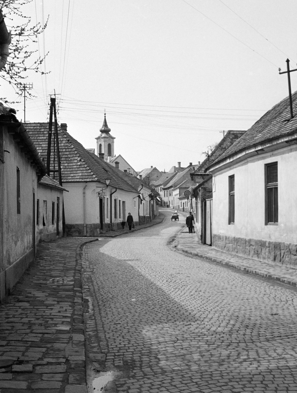 Hungary, Szentendre, Bogdányi út (Vöröshadsereg utca), a falvétel bal szélén álló házak helyén alakították ki a Lázár cár teret. Szemben a Blagovesztenszka görögkeleti templom tornya látható., 1971, Vozárik Edit, Fortepan #270448