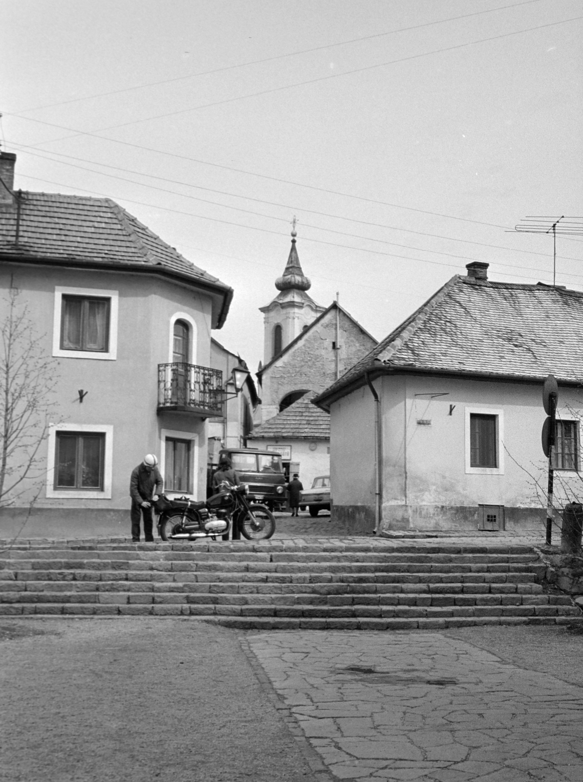 Hungary, Szentendre, a felvétel a Szent Péter-Pál-templom előtt készült. Szemben a Péter Pál utca - Török köz sarkán álló házak látszanak. A háztetők felett a Blagovesztenszka görögkeleti templom tornya., 1971, Vozárik Edit, Fortepan #270451