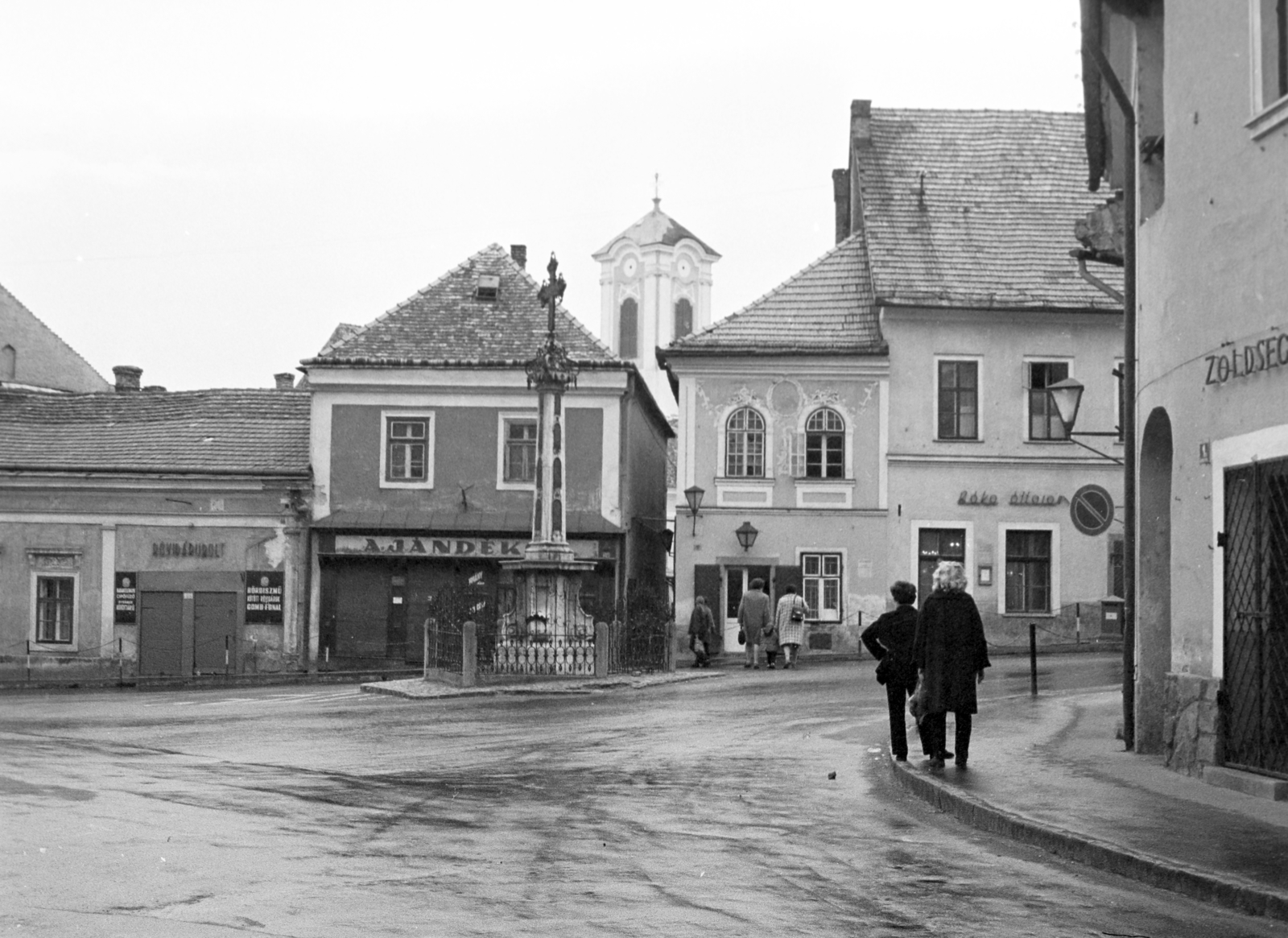 Hungary, Szentendre, Fő (Marx) tér, Szerb (kalmár) kereszt, ettől jobbra a Török köz és mögötte a Szent Péter-Pál-templom tornya látható., 1968, Vozárik Edit, Fortepan #270471
