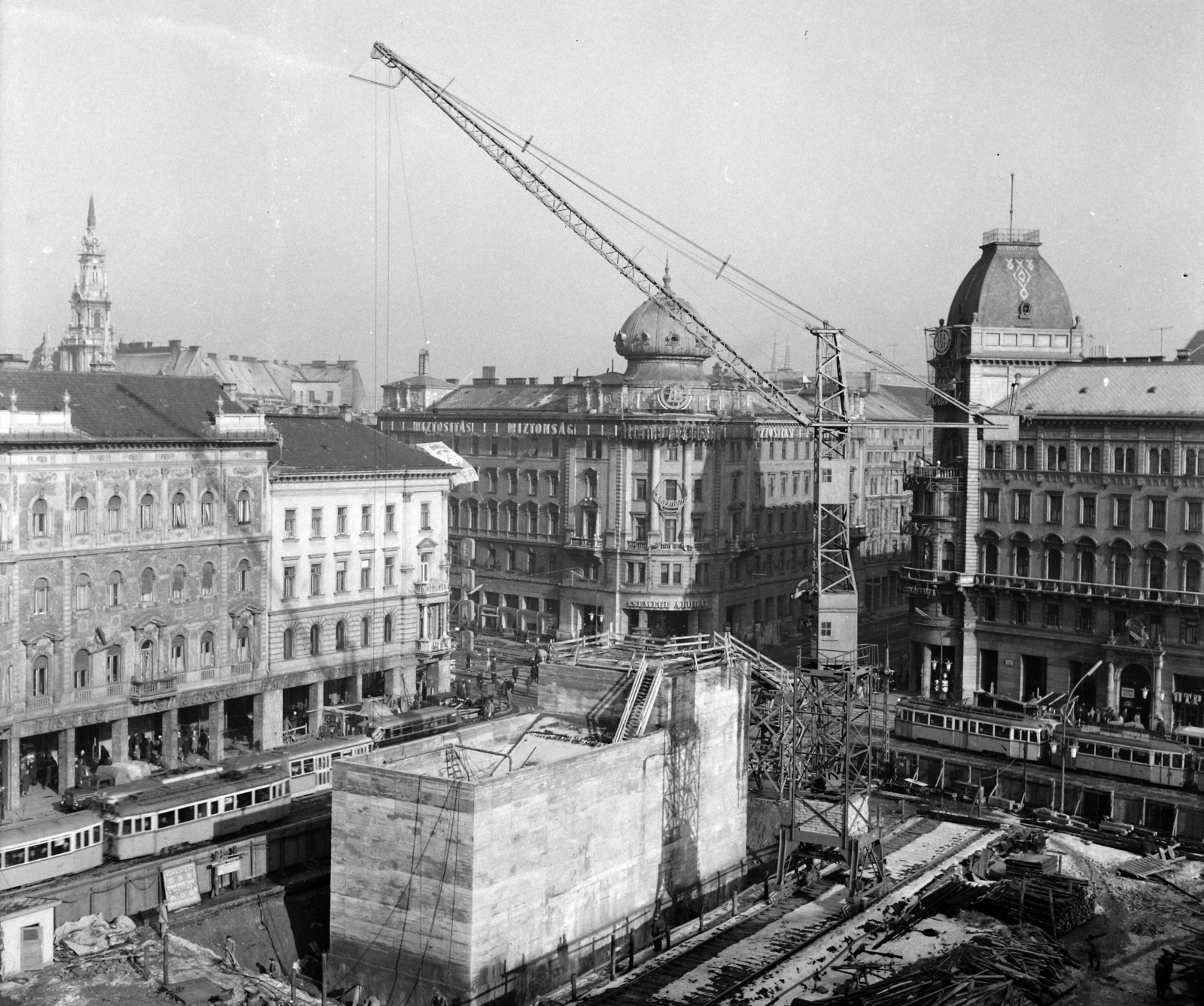 Magyarország, Budapest VIII., Blaha Lujza tér, metróépítés., 1965, UVATERV, építkezés, daru, villamos, látkép, villamosmegálló, metróépítés, Budapest, Fortepan #27048