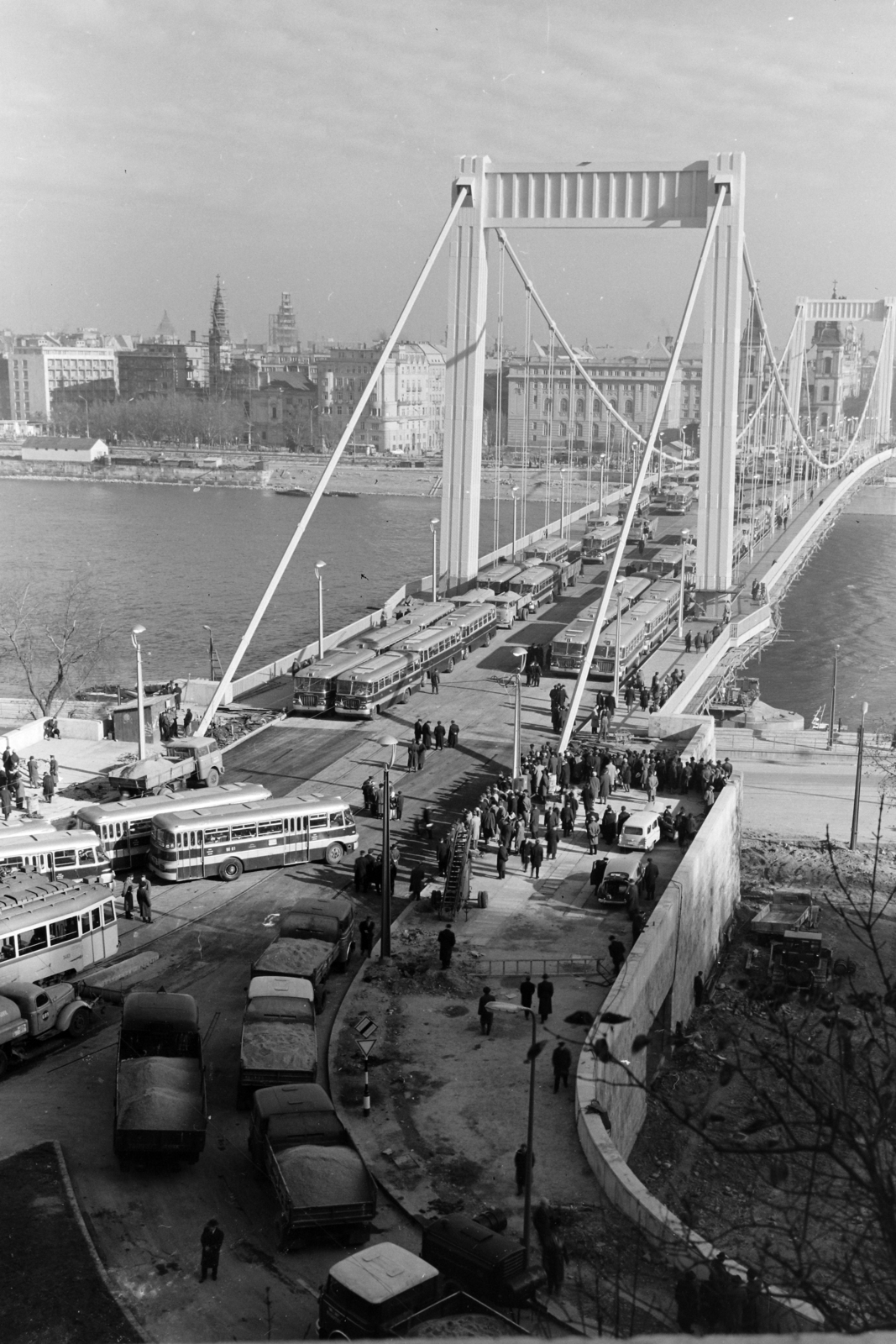 Hungary, Budapest I., Erzsébet híd budai hídfő, terhelés próba., 1964, UVATERV, bus, Czechoslovak brand, commercial vehicle, tram, picture, Ikarus 620, Danube, Skoda Liaz-brand, load testing, Budapest, suspension bridge, Pál Sávoly-design, Fortepan #27049