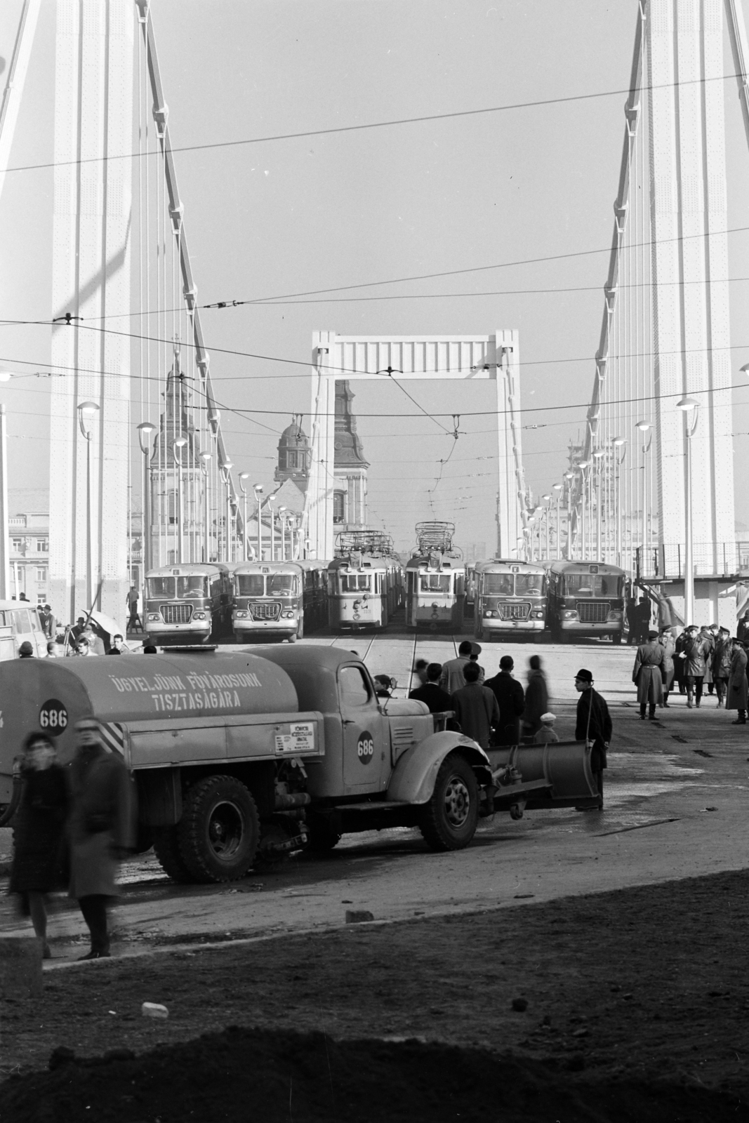 Hungary, Budapest I., Erzsébet híd budai hídfő, terhelés próba., 1964, UVATERV, bus, commercial vehicle, Ikarus-brand, ZIL-brand, tram, bridge building, Ikarus 620, Ganz-brand, load testing, Budapest, suspension bridge, Pál Sávoly-design, Fortepan #27050