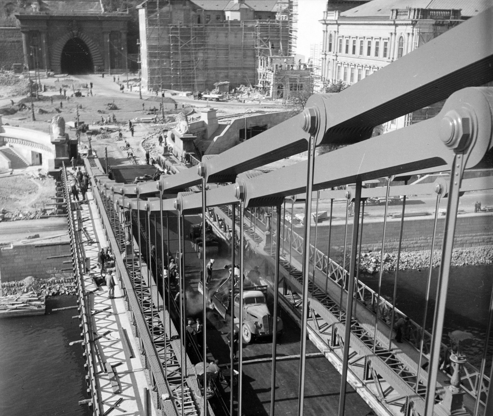 Hungary, Budapest I., Széchenyi Lánchíd az újjáépítéskor. Szemben a Clark Ádám tér és az Alagút., 1949, UVATERV, construction, tunnel, bridge building, Danube, Budapest, suspension bridge, William Tierney Clark-design, Fortepan #27051