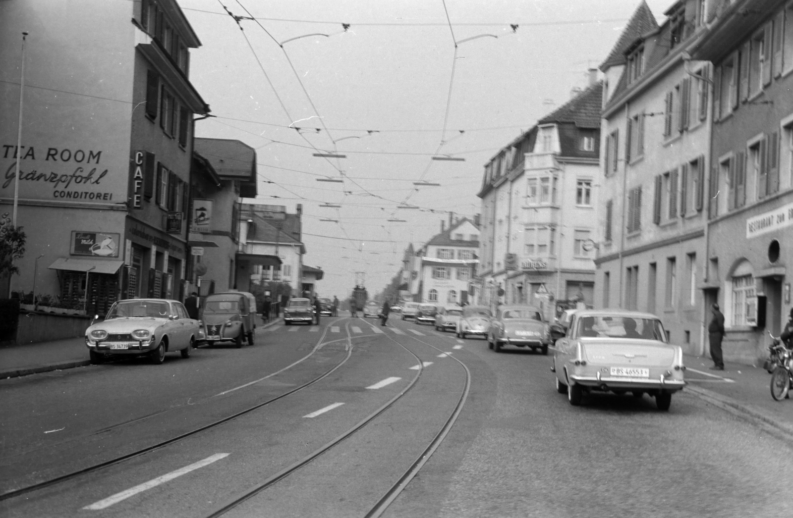 Svájc, Riehen, Lörracherstrasse, közvetlenül a német (ekkor nyugatnémet) határnál., 1965, Ungváry Rudolf, utcakép, Ford Taunus P3, sínpálya, kávézó, Citroen 2CV Furgoneta, Opel Rekord P2, gyalogátkelő, Fortepan #270520