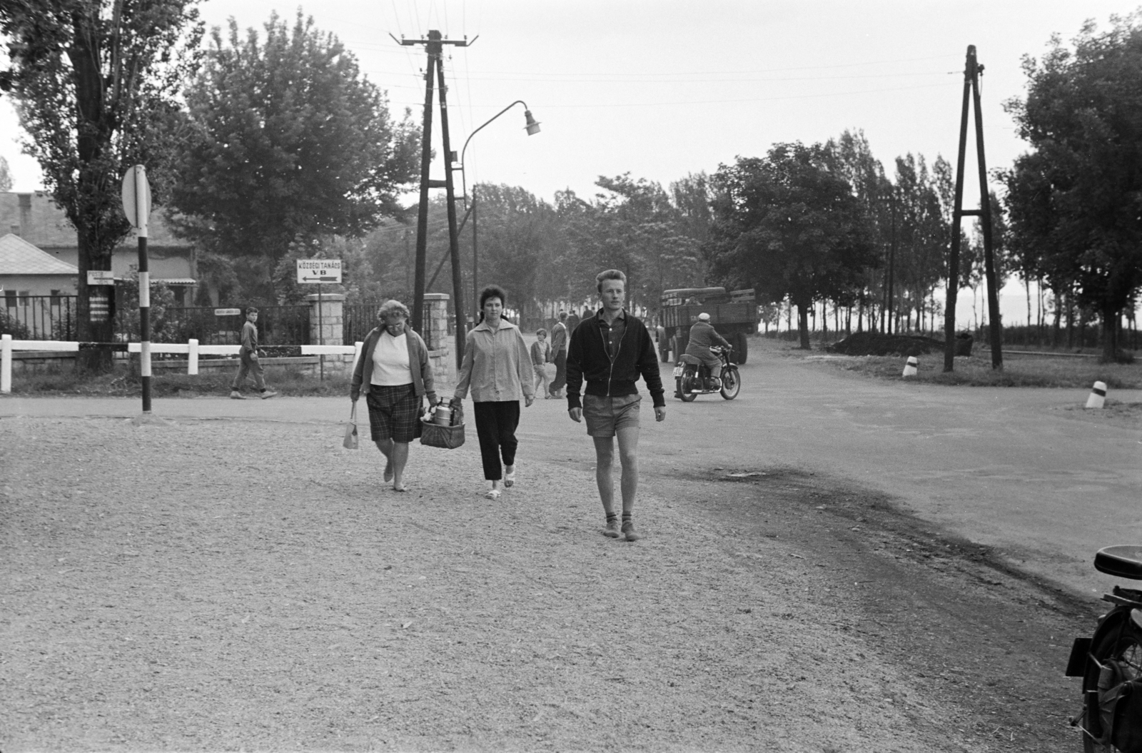 Magyarország,Balaton, Alsóörs, Füredi utca, balra az Endrődi Sándor utca., 1962, Ungváry Rudolf, kosár, Fortepan #270527