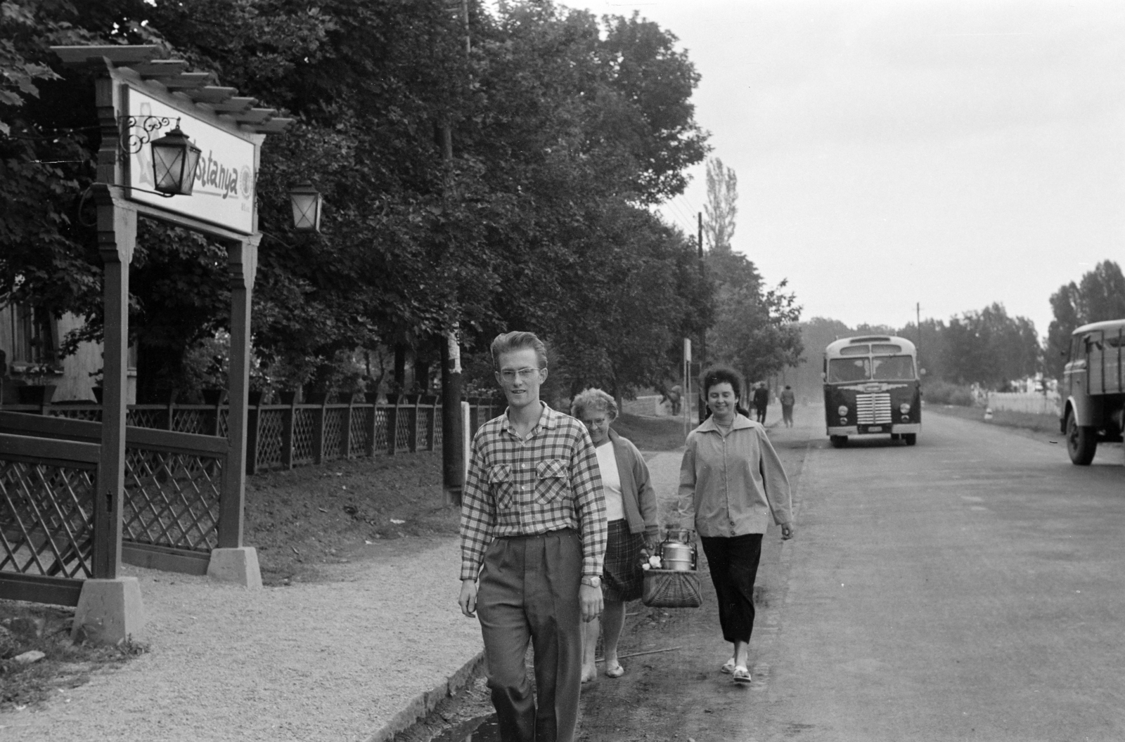 Hungary,Lake Balaton, Alsóörs, Füredi utca, balra a Halásztanya étterem., 1962, Ungváry Rudolf, bus, basket, Fortepan #270528