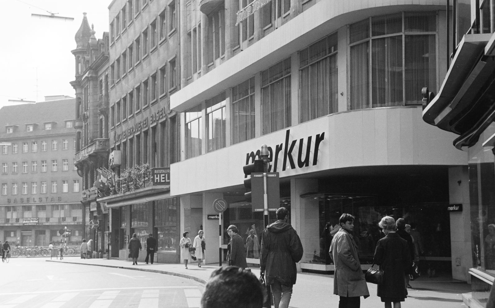 Svájc, Bázel, Eisengasse, szemben a Marktplatz-on a Schlemmer-Markt., 1965, Ungváry Rudolf, utcakép, Fortepan #270543