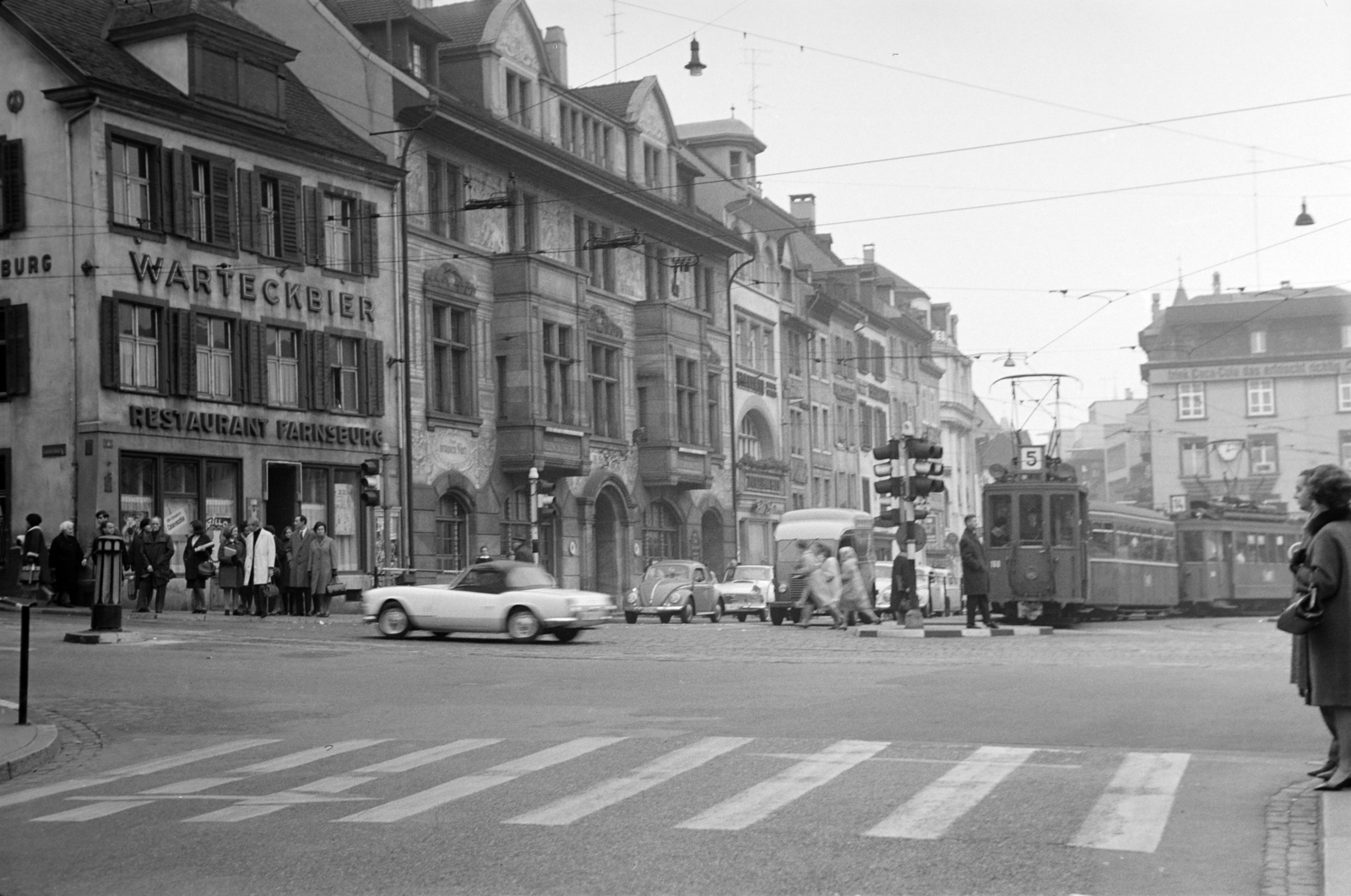 Svájc, Bázel, Barfüsserplatz, 1965, Ungváry Rudolf, freskó, kabrió, villamos, gyalogátkelő, Fortepan #270546