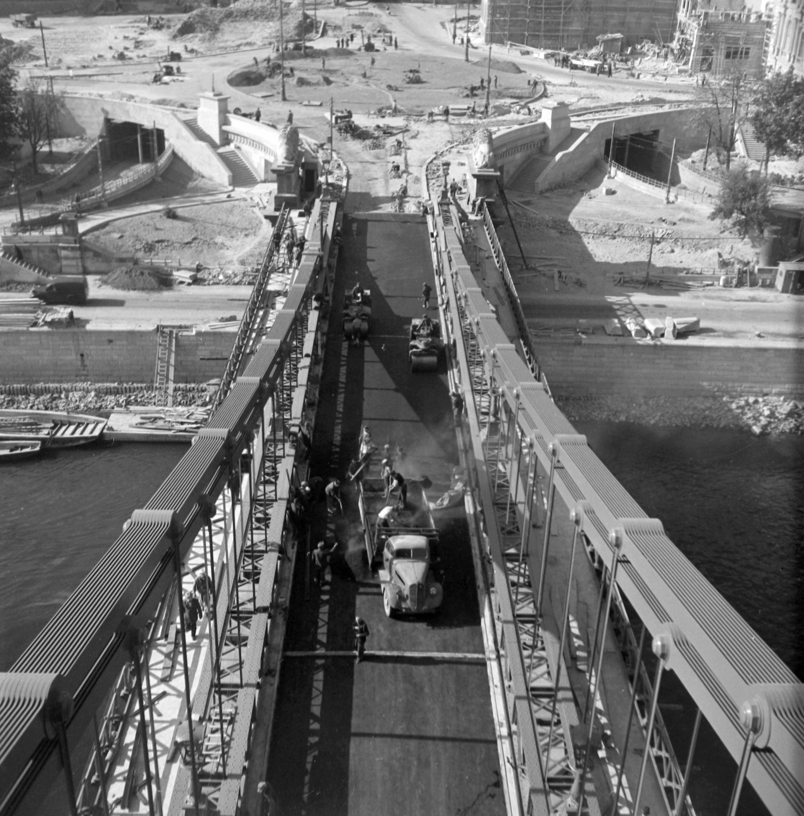 Hungary, Budapest I., Széchenyi Lánchíd az újjáépítéskor. Szemben a Clark Ádám tér és az Alagút., 1949, UVATERV, construction, bridge building, Danube, Budapest, suspension bridge, William Tierney Clark-design, Fortepan #27055