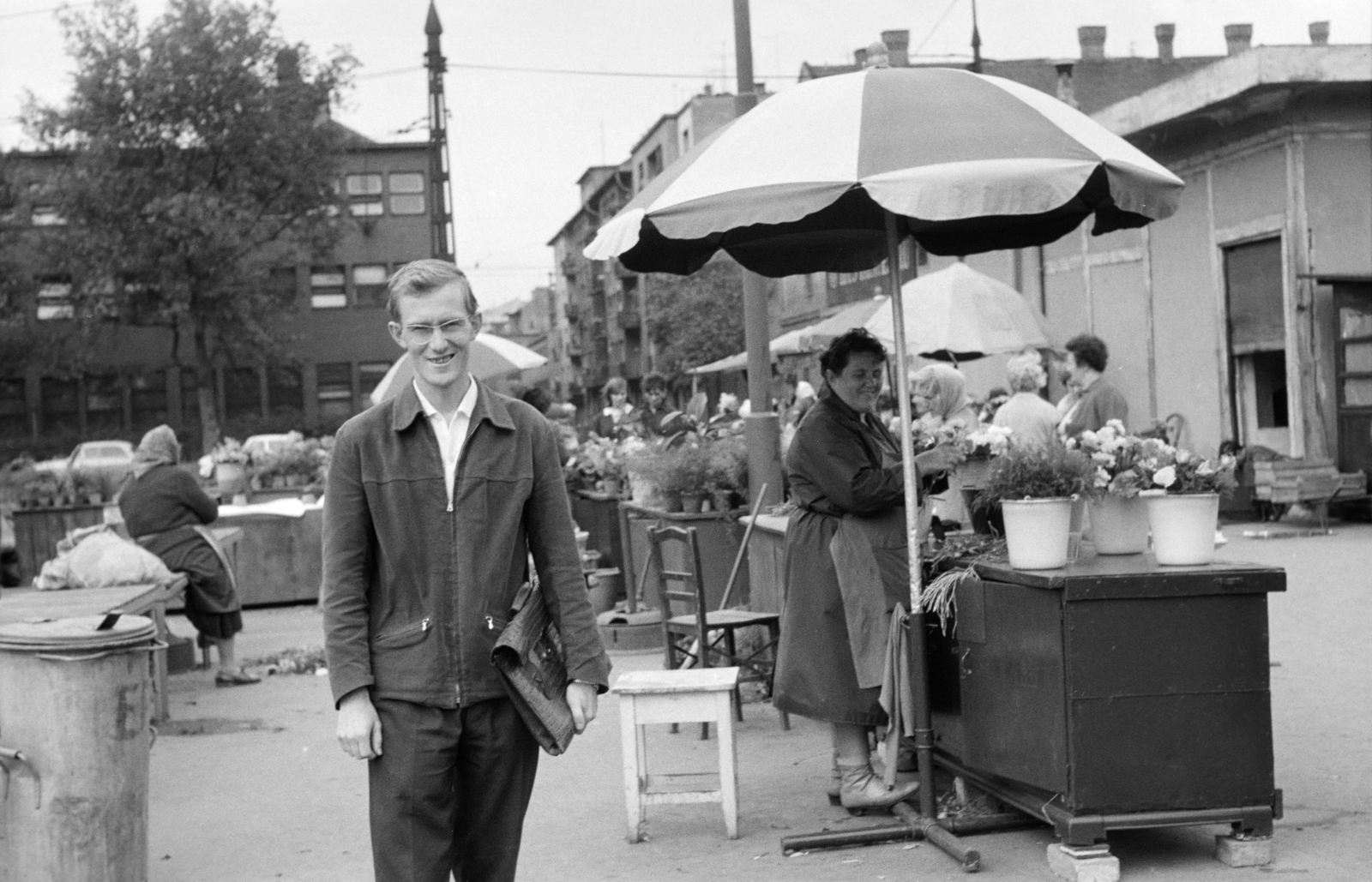 Hungary, Budapest XIII., Lehel (Élmunkás) tér, a piac sarkától az Alig utca felé nézve., 1962, Ungváry Rudolf, kitchen stool, market, sunshades, florist, Budapest, Fortepan #270555