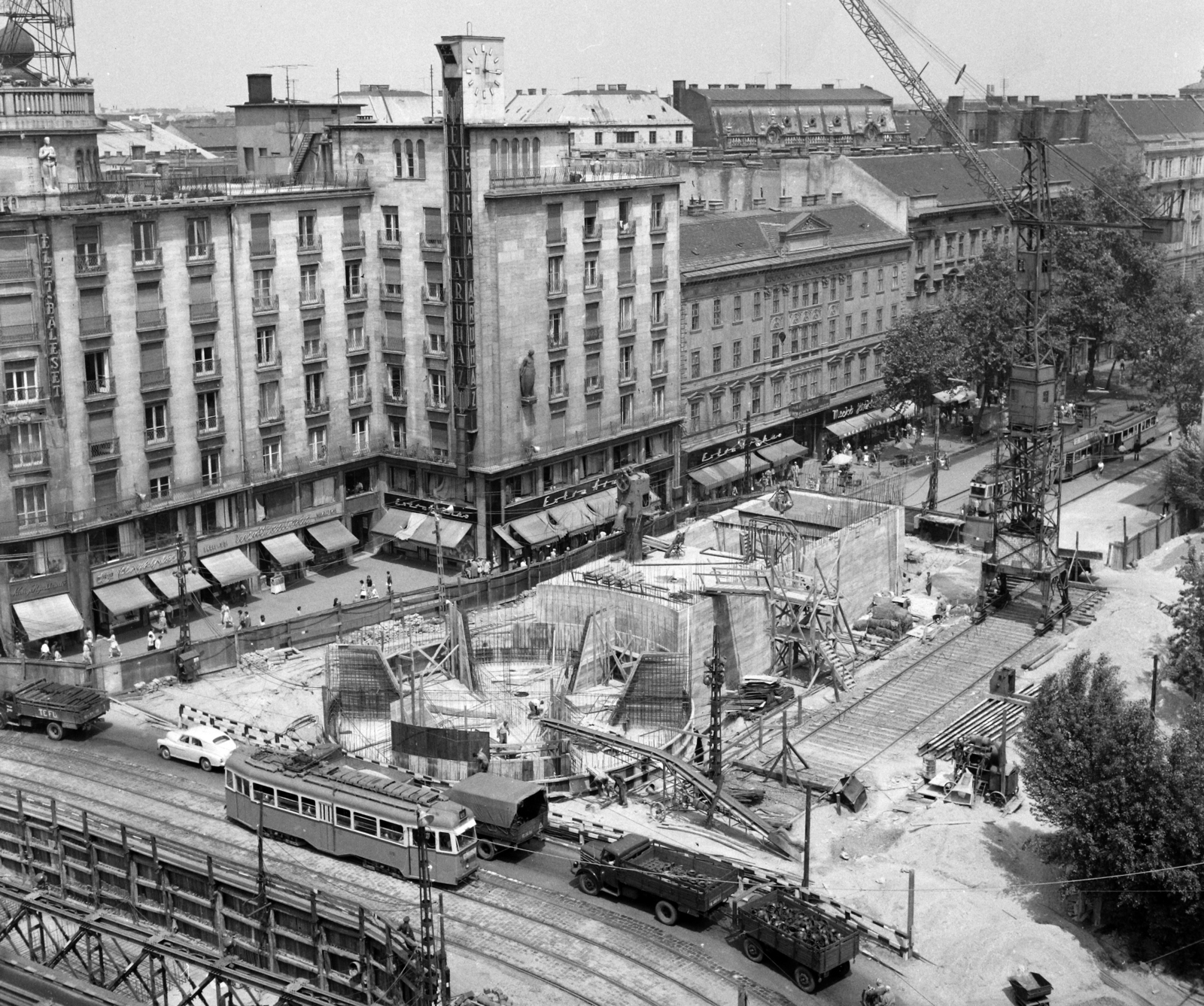 Hungary, Budapest VIII.,Budapest V.,Budapest VII., Astoria kereszteződés, metróépítés. Balra az MTA lakóház, az alsó sarokban az aluljáró építésénél felhasznált Zagyva híd., 1963, UVATERV, bridge, construction, commercial vehicle, tram, picture, subway construction, Ganz-brand, Ganz UZ, Budapest, Dezső Hültl-design, Fortepan #27056