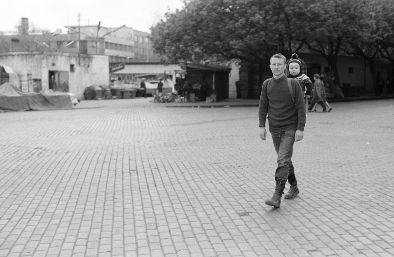 Hungary, Budapest XIII., Bulcsú utca, Ungváry Rudolf író, újságíró a fiával. Háttérben a Lehel (Élmunkás) téri piac mögött a Váci út - Ipoly utca sarkán álló épület látható., 1971, Ungváry Rudolf, sitting on the back of a man, kid, Budapest, Fortepan #270566