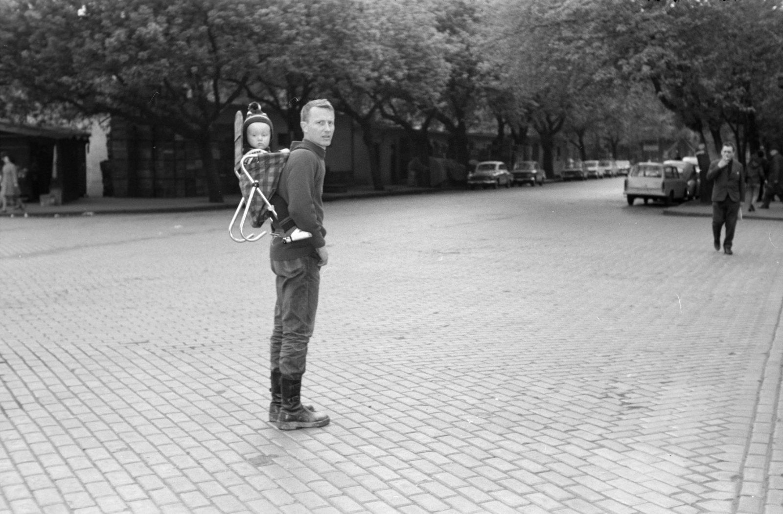 Hungary, Budapest XIII., Bulcsú utca, Ungváry Rudolf író, újságíró a fiával, a felvétel a Kassák Lajos utca (Fóti út) sarkánál készült., 1971, Ungváry Rudolf, fatherhood, Budapest, Fortepan #270568