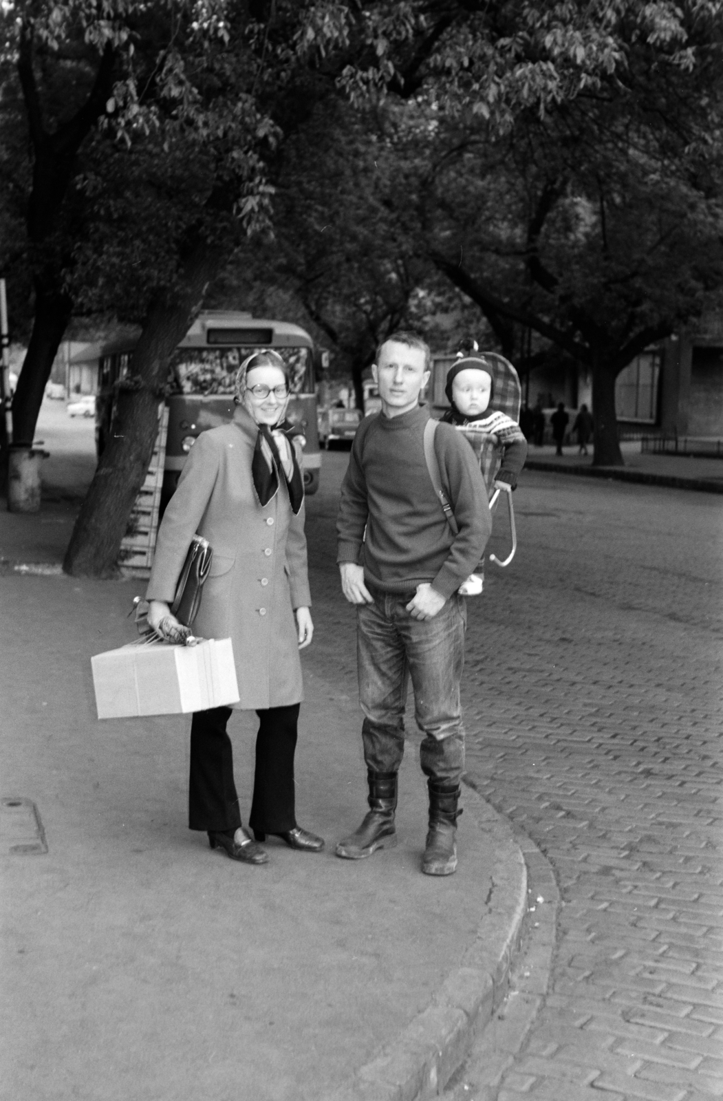 Hungary, Budapest XIII., Bulcsú utca, Ungváry Rudolf író, újságíró a feleségével Monspart Éva újságíróval és gyermekük. A felvétel a Kassák Lajos utca (Fóti út) sarkánál készült, az autóbusz mögött a Lehel utca látható., 1971, Ungváry Rudolf, family, sitting on the back of a man, kid, Budapest, Fortepan #270569