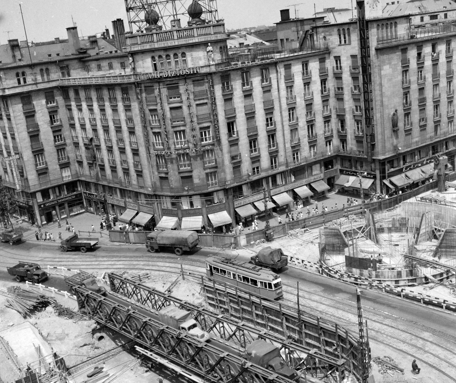 Hungary, Budapest V.,Budapest VII., Astoria kereszteződés, metróépítés. Balra az MTA lakóház, előtérben az aluljáró építésénél felhasznált Zagyva híd., 1963, UVATERV, bridge, construction, commercial vehicle, tram, picture, subway construction, Ganz-brand, Budapest, Dezső Hültl-design, Fortepan #27057