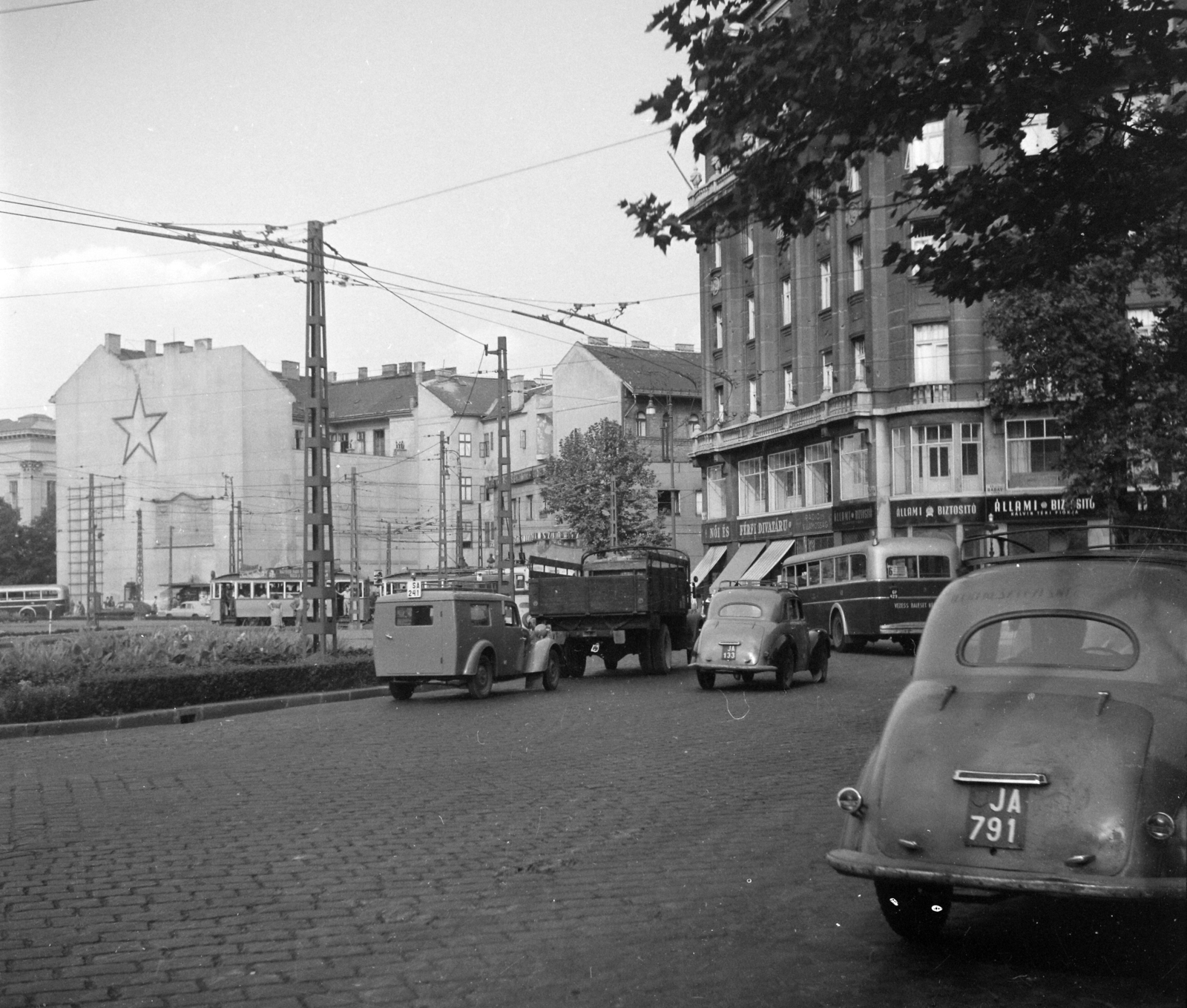 Hungary, Budapest VIII.,Budapest IX., Kálvin tér., 1954, UVATERV, transport, bus, Czechoslovak brand, commercial vehicle, Skoda-brand, taxicab, tram, MÁVAG-brand, Red Star, number plate, Budapest, Fortepan #27058