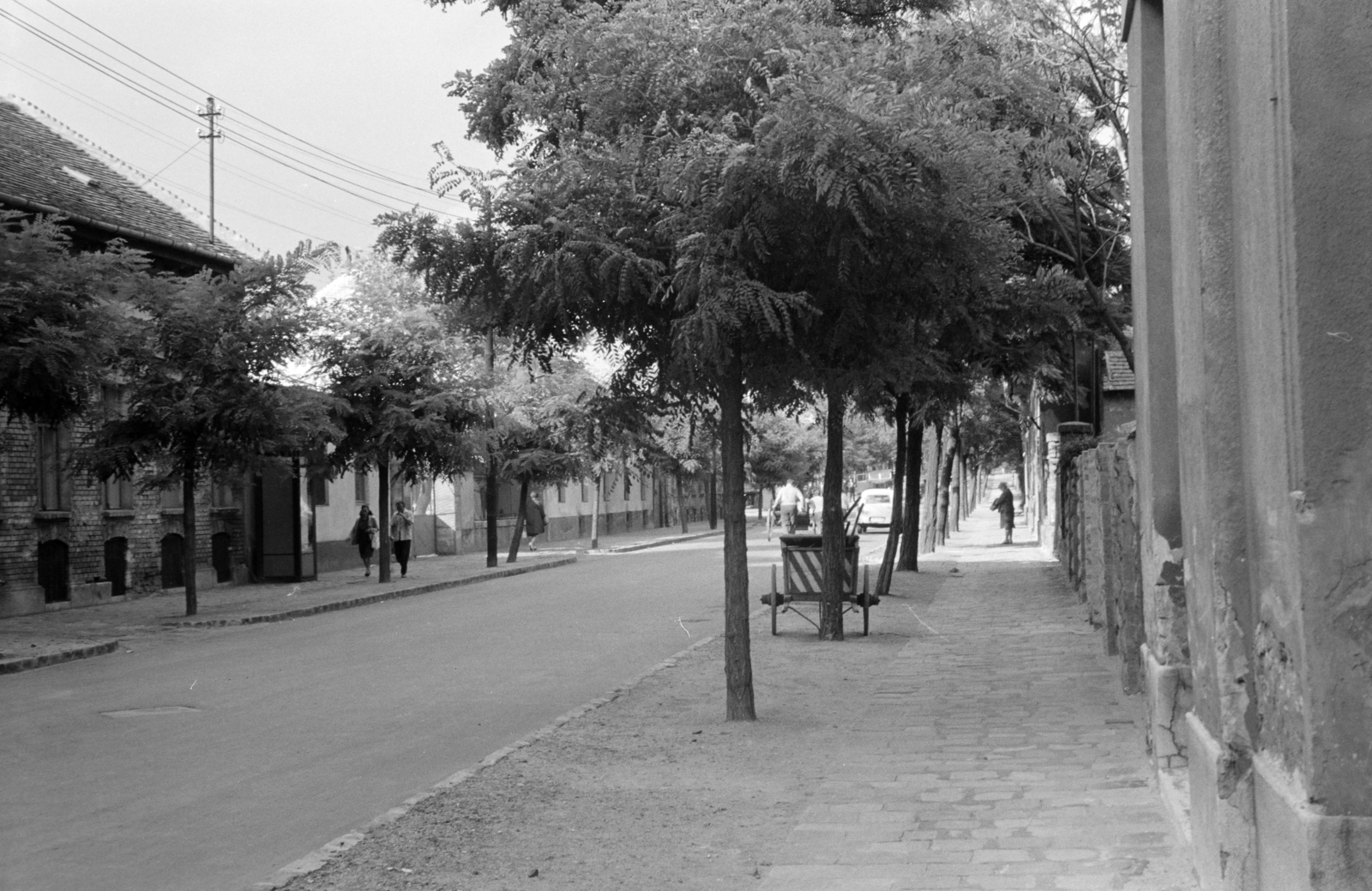 Magyarország, Budapest XIV., Szugló utca, szemben a telefonfülke után látható az 54. szám alatti Könnyűipari Alkatrészgyártó és Ellátó Vállalat (KAEV) 31. sz. gyárának kapuja., 1965, Ungváry Rudolf, kézikocsi, utcakép, Budapest, Fortepan #270582