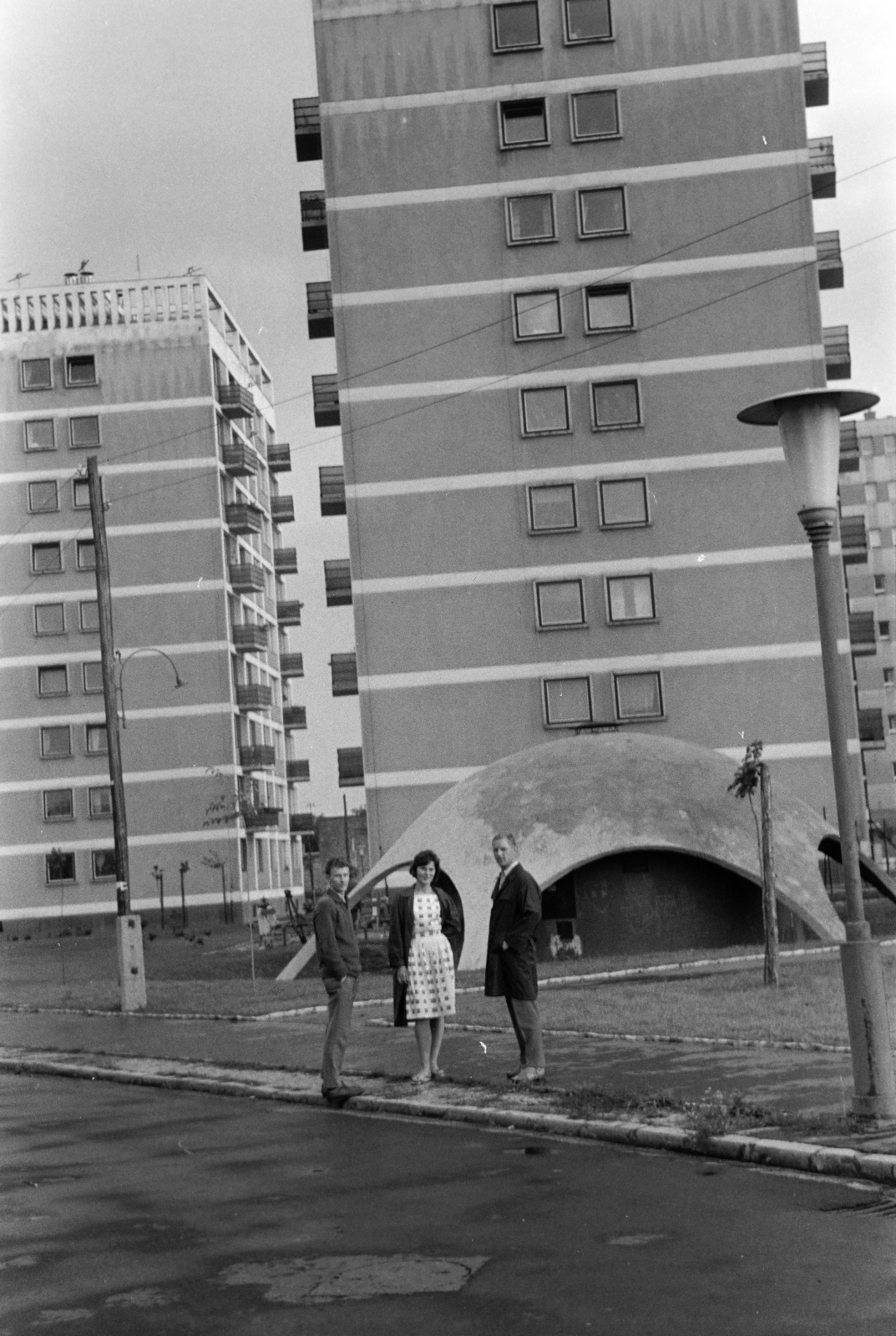 Hungary, Óbuda, Budapest III., a felvétel a Vörösvári út közelében lévő gázfogadónál, a köznyelv szerinti Gombánál készült. Háttérben a Gyenes utca és a Váradi utca közötti torony házak láthatók., 1967, Ungváry Rudolf, Budapest, Fortepan #270587
