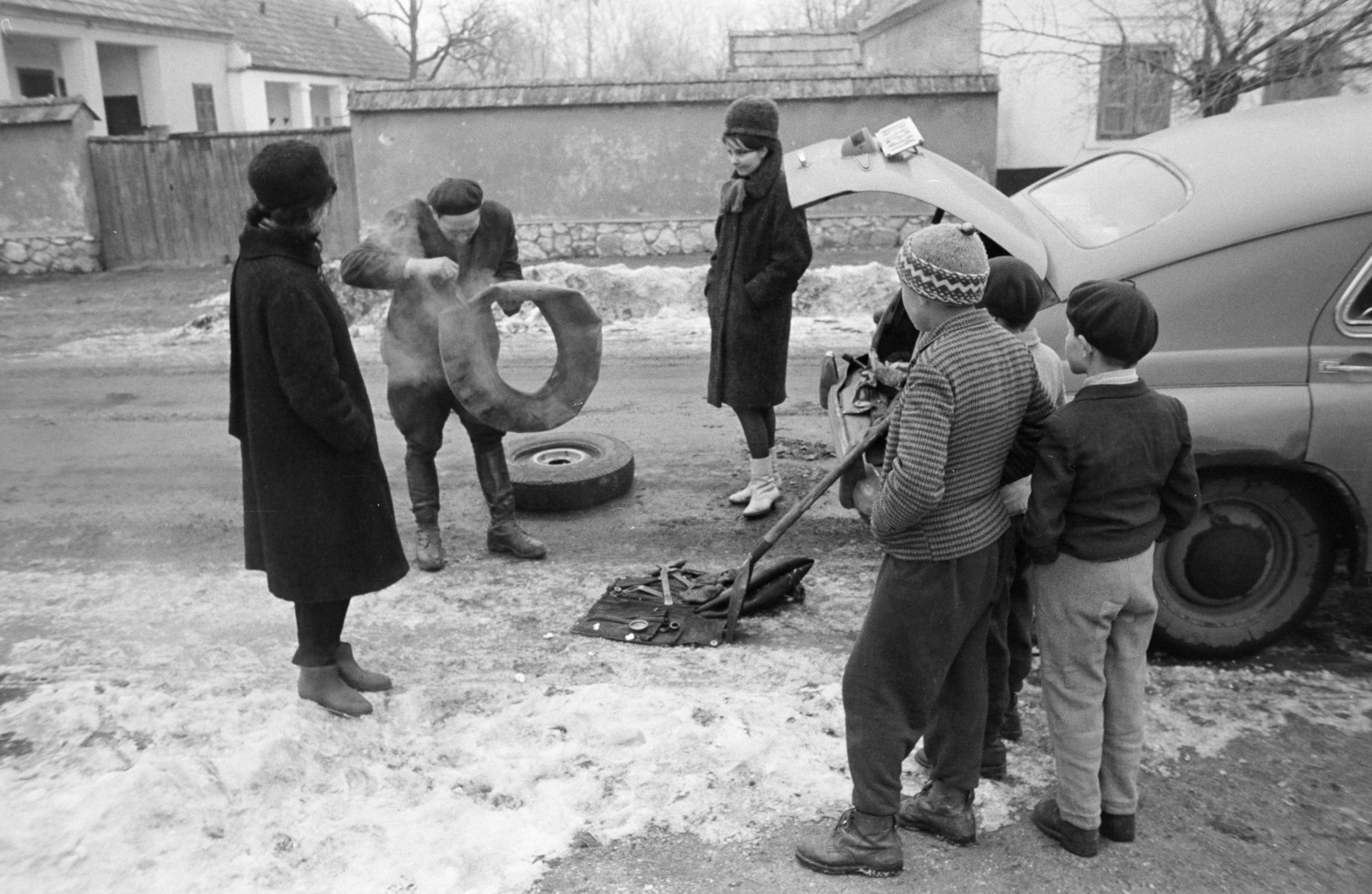 1963, Ungváry Rudolf, Best of, flat tyre, wheel, shovel, beret, boots, Fortepan #270591