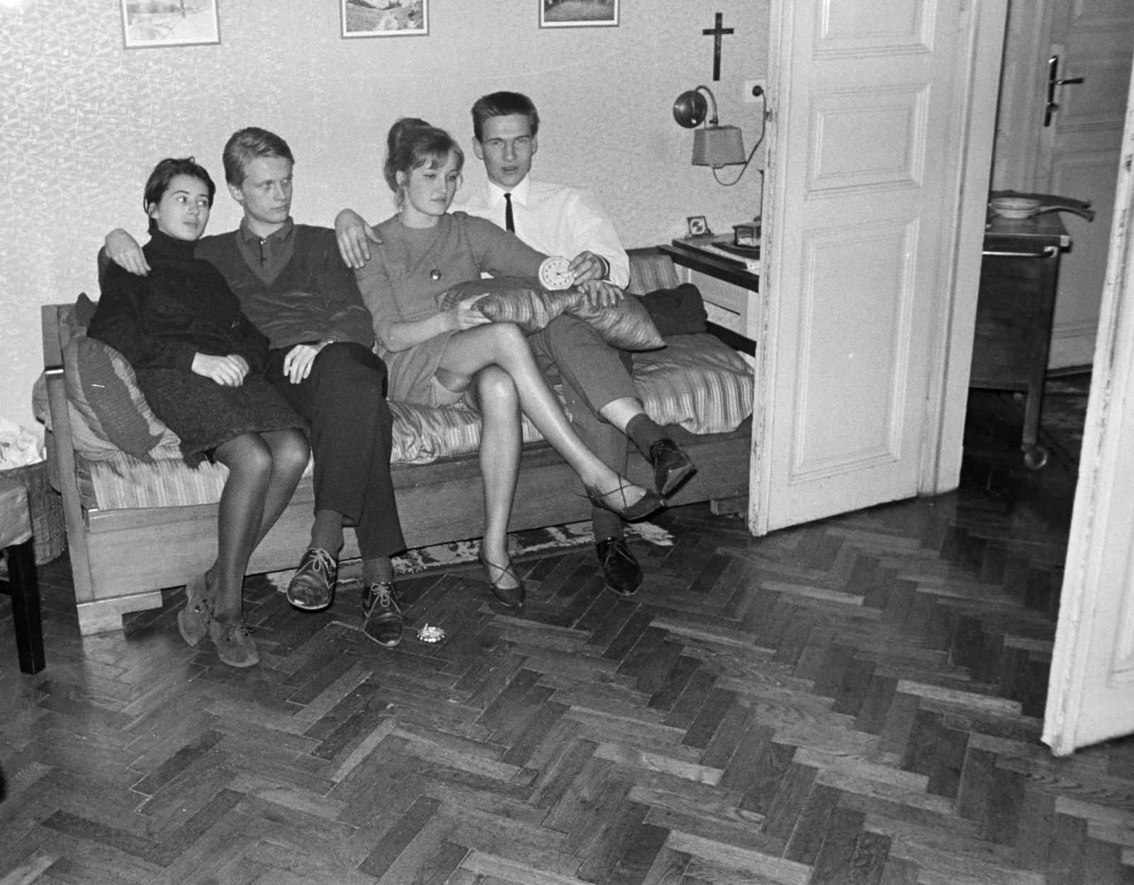 1963, Ungváry Rudolf, house party, cross, man and woman, mini dress, parquet floor, Fortepan #270594